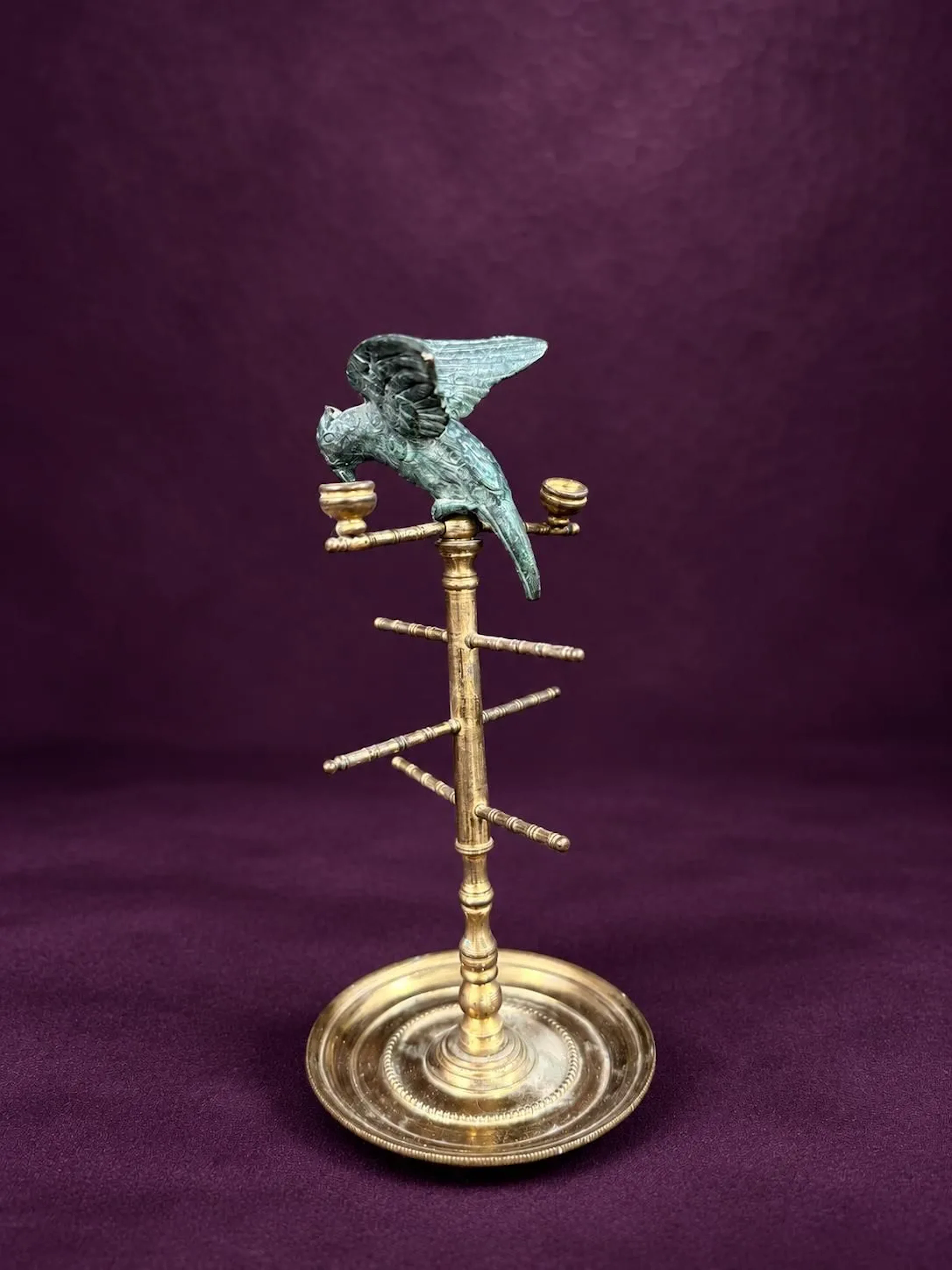 Small bronze ring holder with a double golden patina and a m - Lot 119