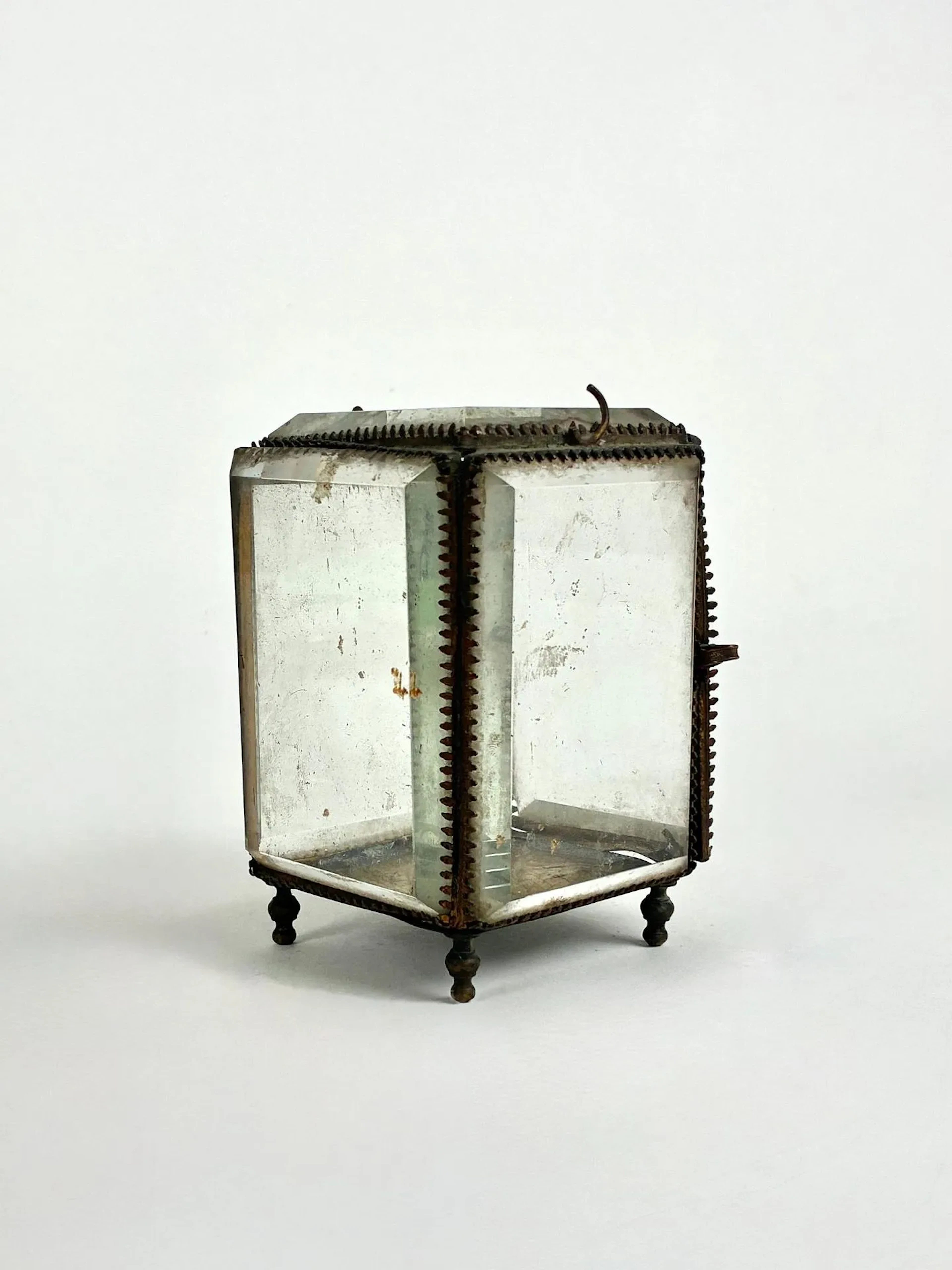 Small jewelry box made of beveled glass and gold-plated bras - Lot 388
