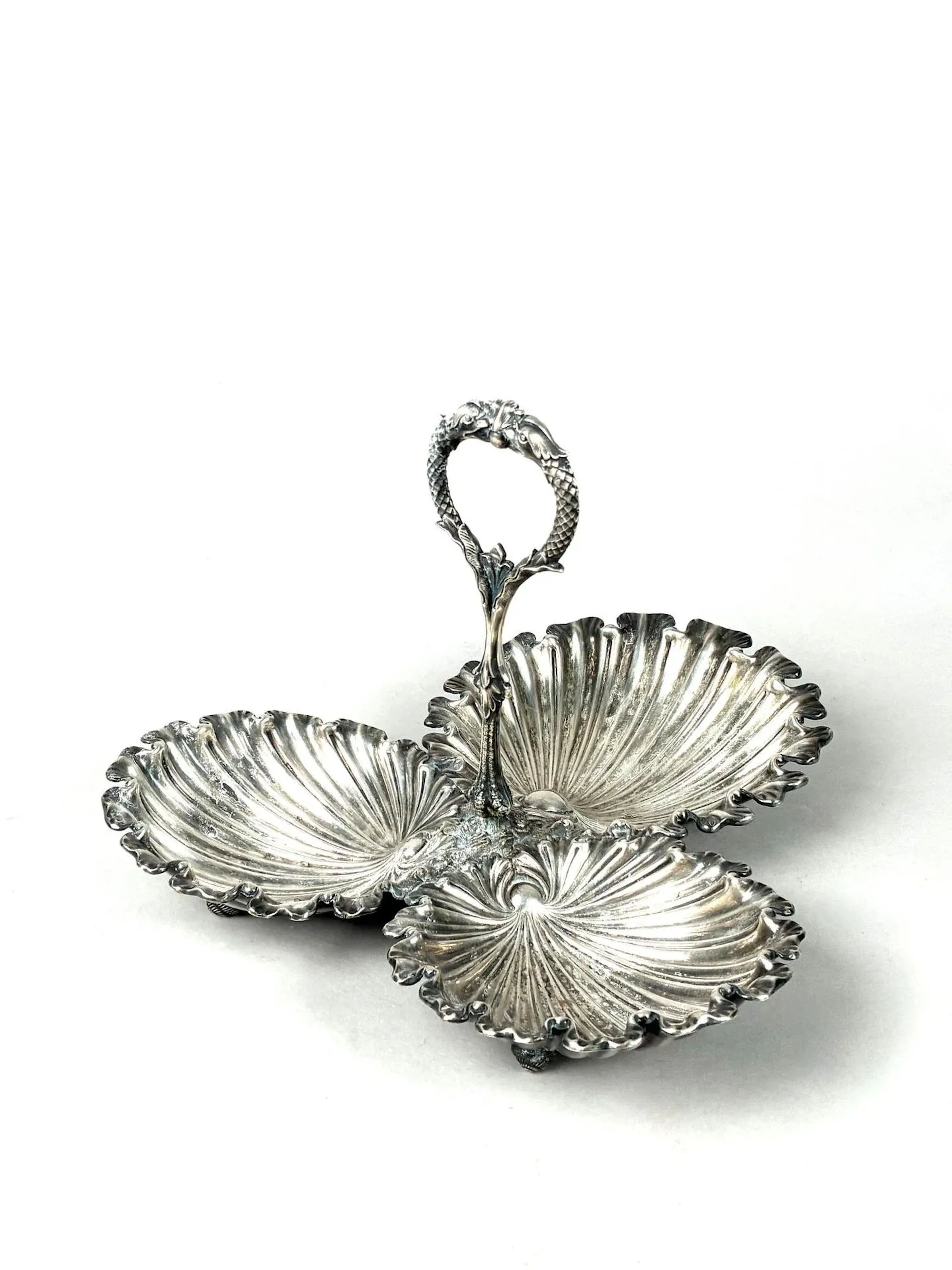 Serving display in silver-plated metal, the fish scaled grip - Lot 562