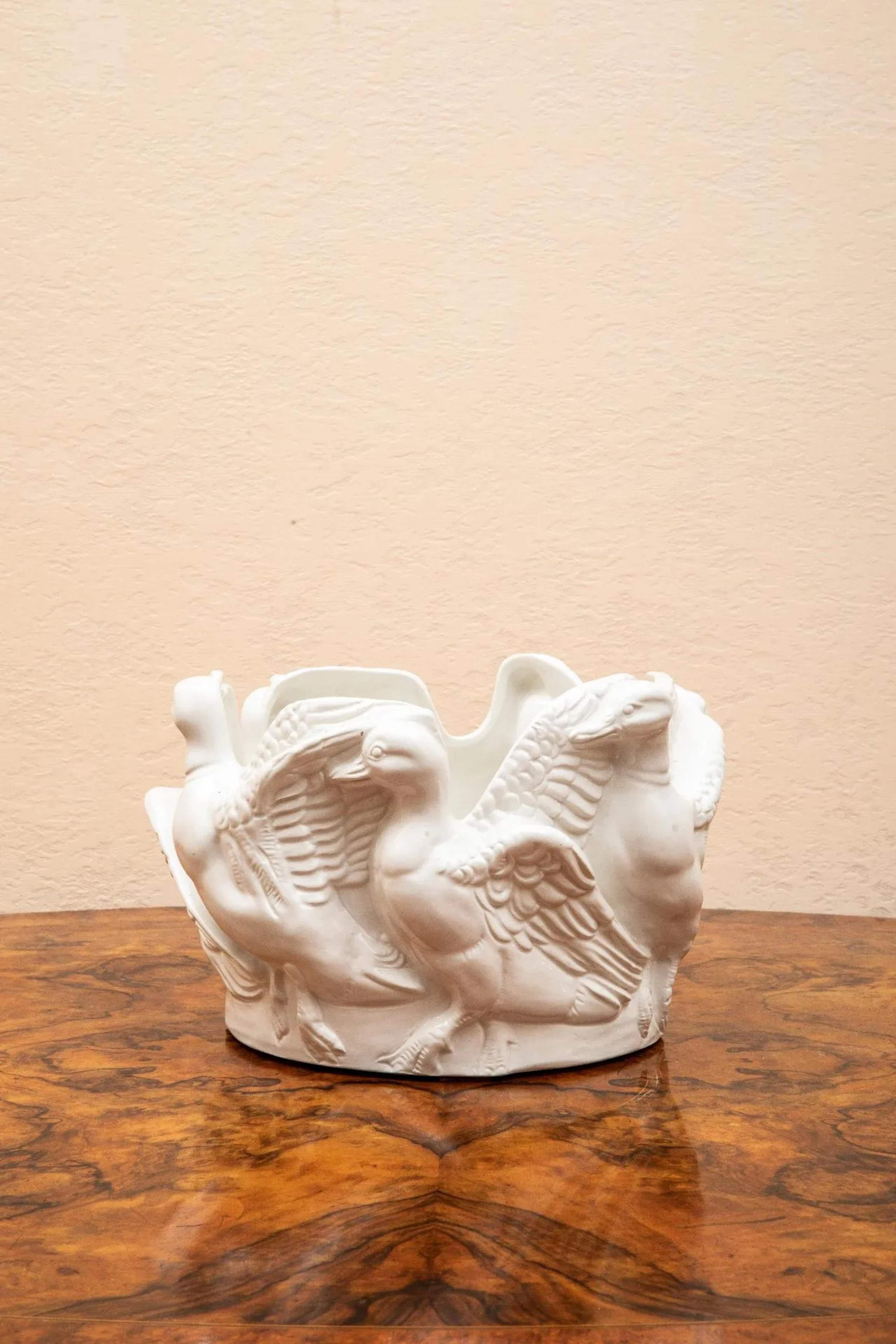 White slip pot with duck design - Lot 302