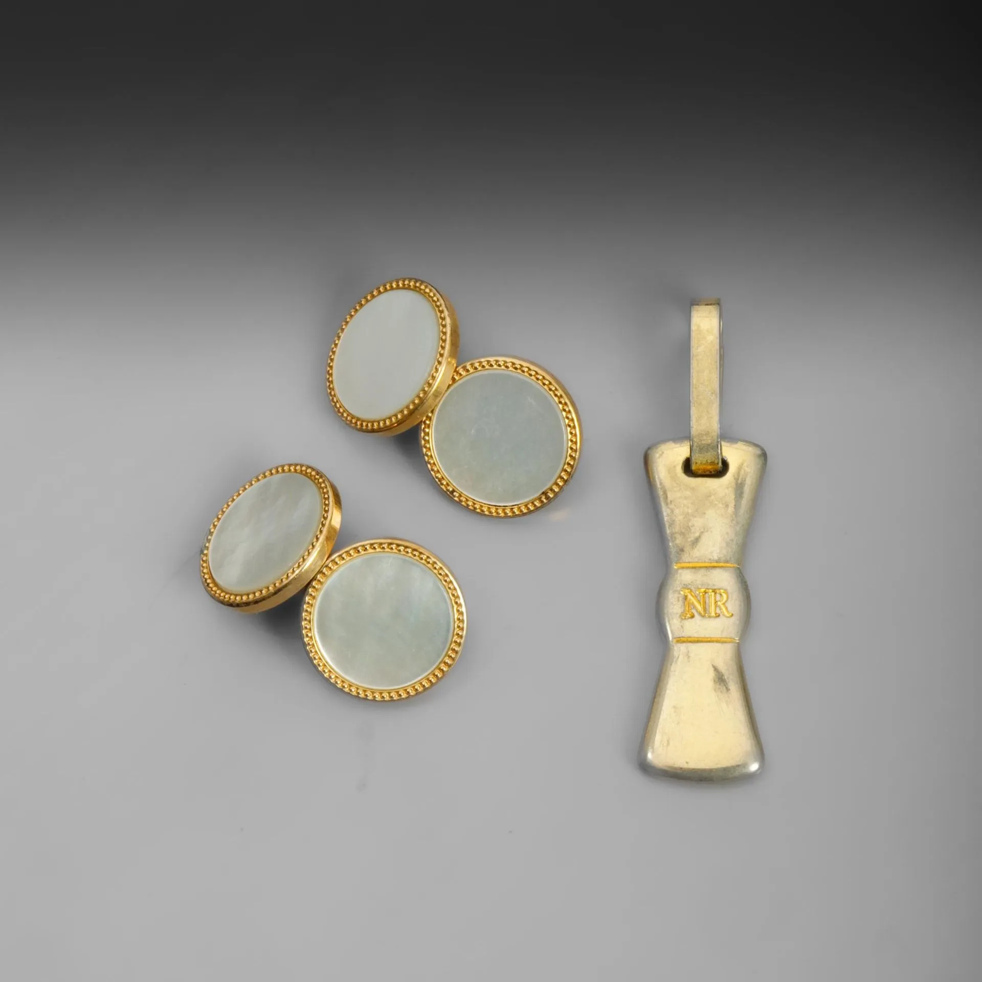 Set of a Nina Ricci silver-gilt pendant featuring a monogram - Lot 268