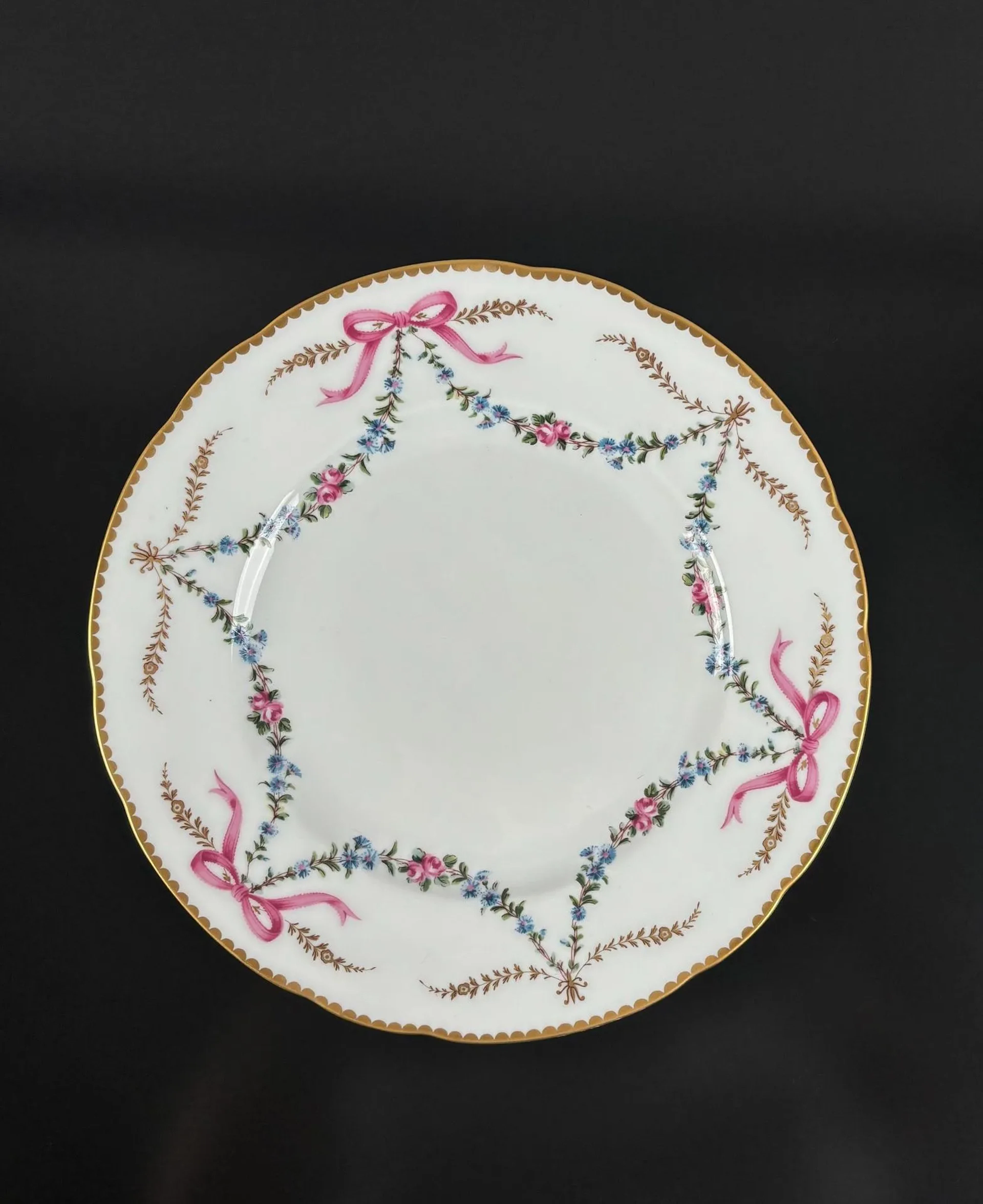 A small plate in Limoge porcelain Ancienne manufacture royal - Lot 179