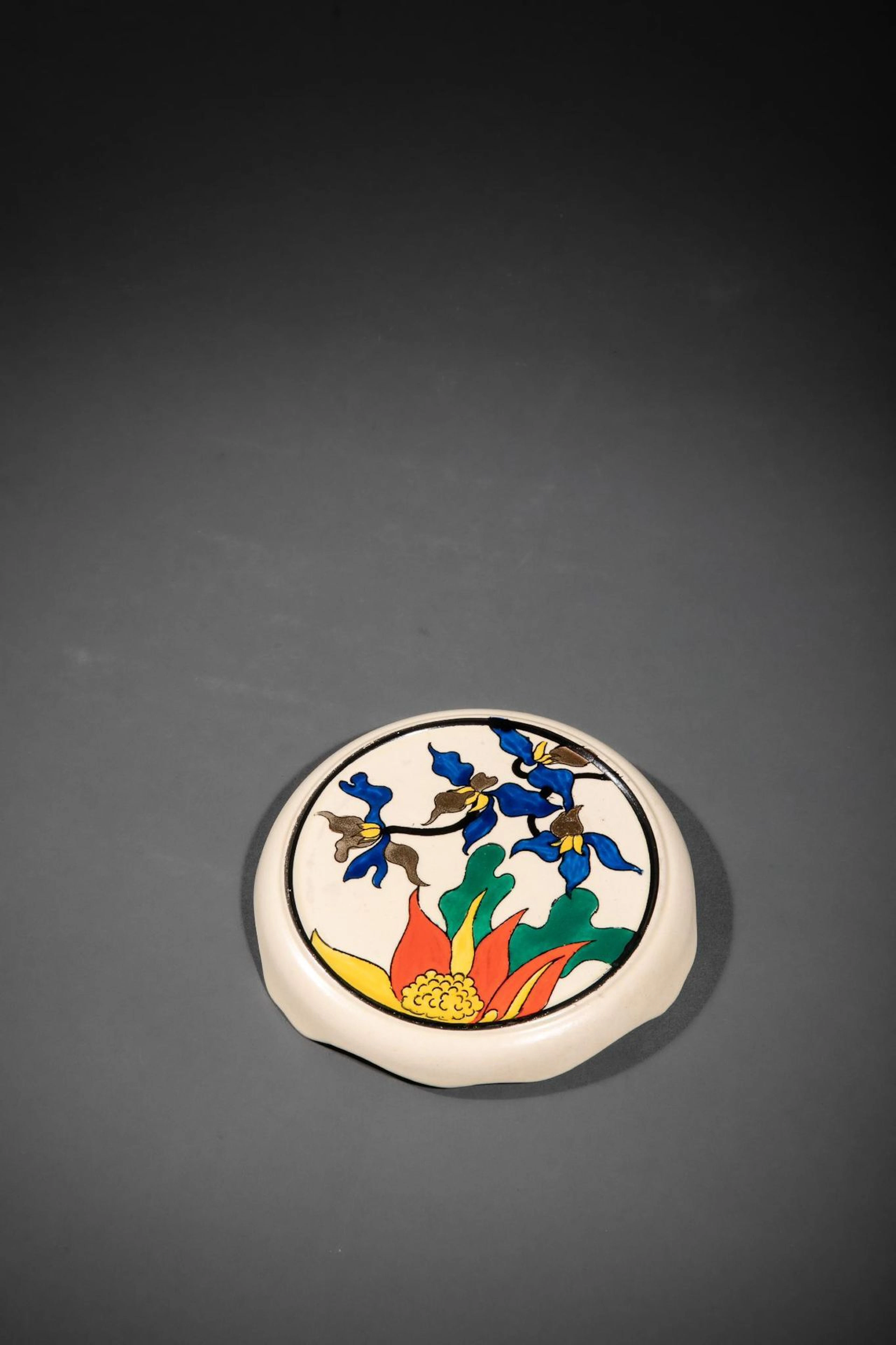 Un dessous de bouteille en émaux de Longwy à décor floral mo - Lot 208