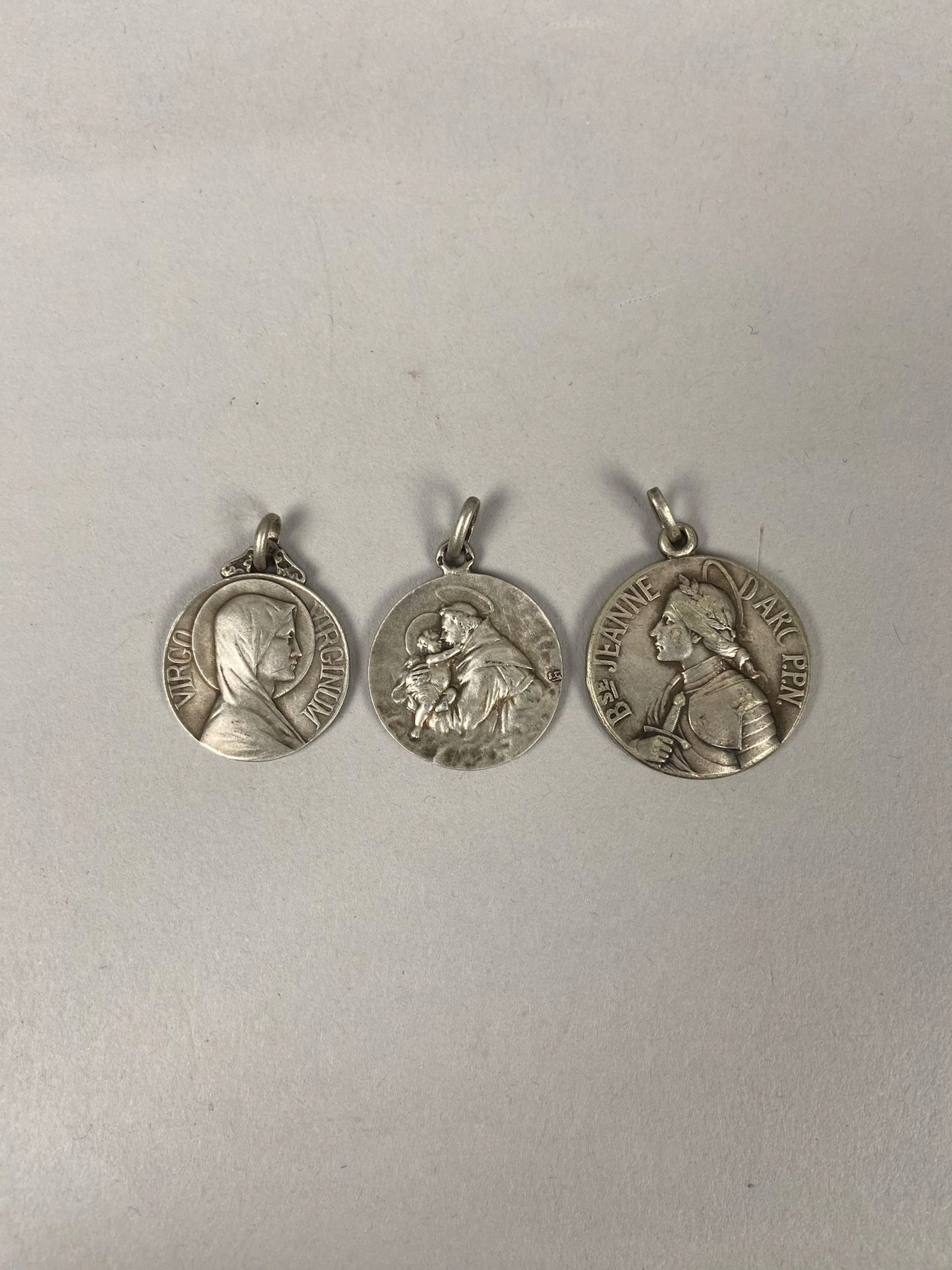 Lot de trois médailles en métal argenté figurant Le Christ d - Lot 18