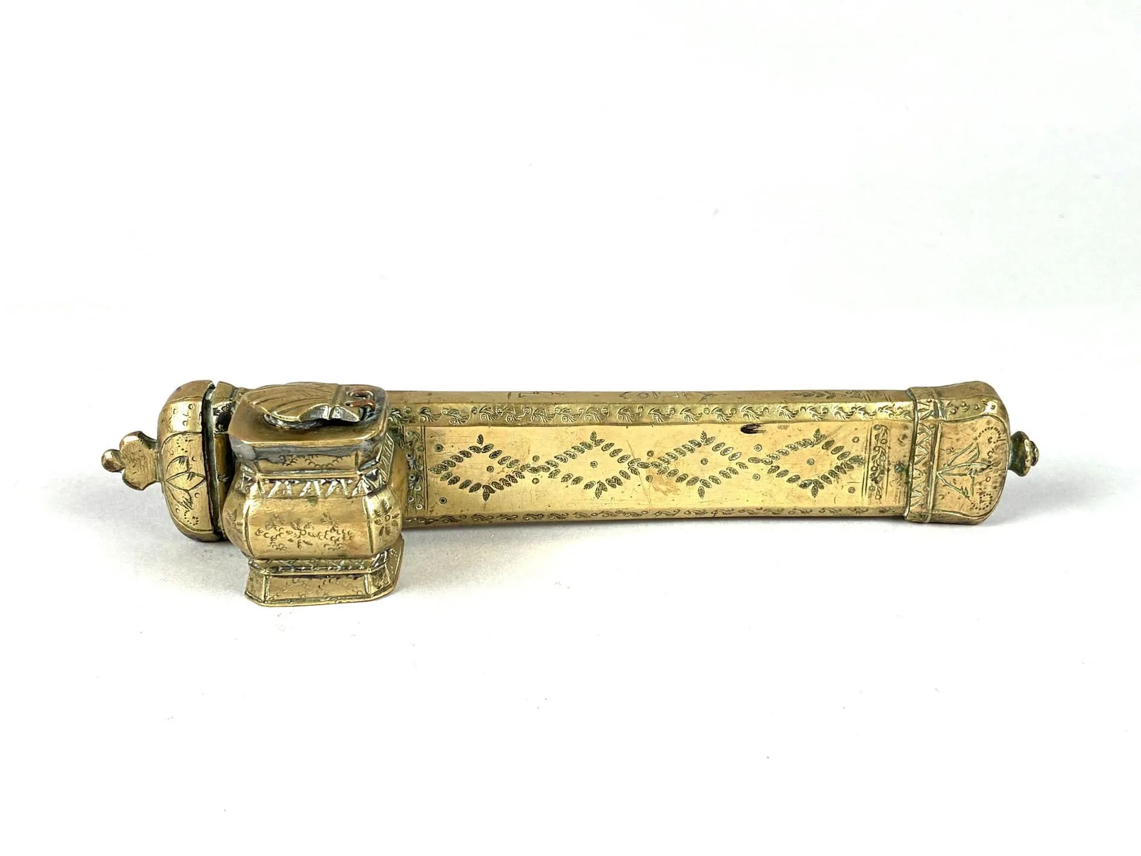 Copper inkwell and pencil holder, repoussé technique - Lot 329