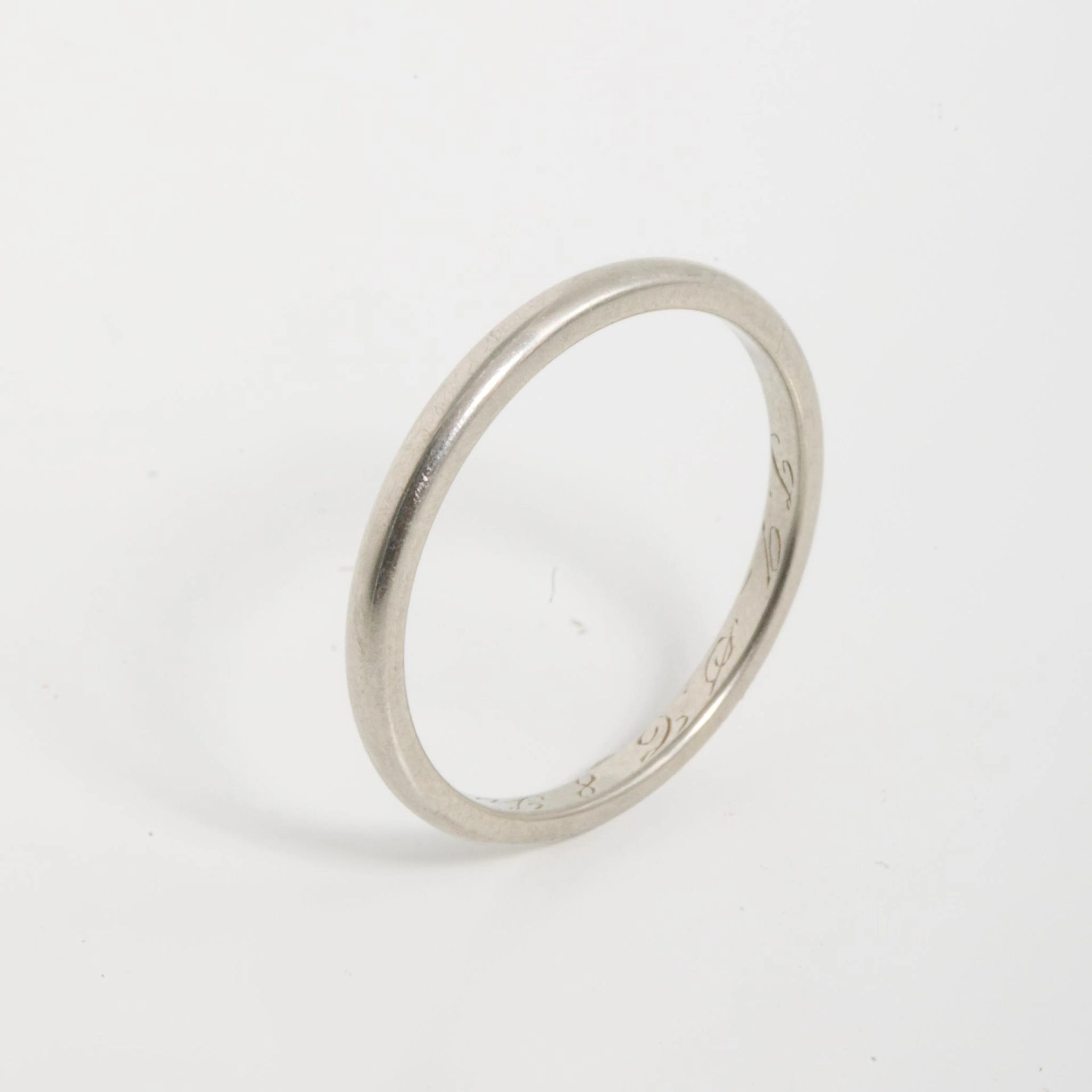 Platinum wedding band with engraving on the inside - Lot 102