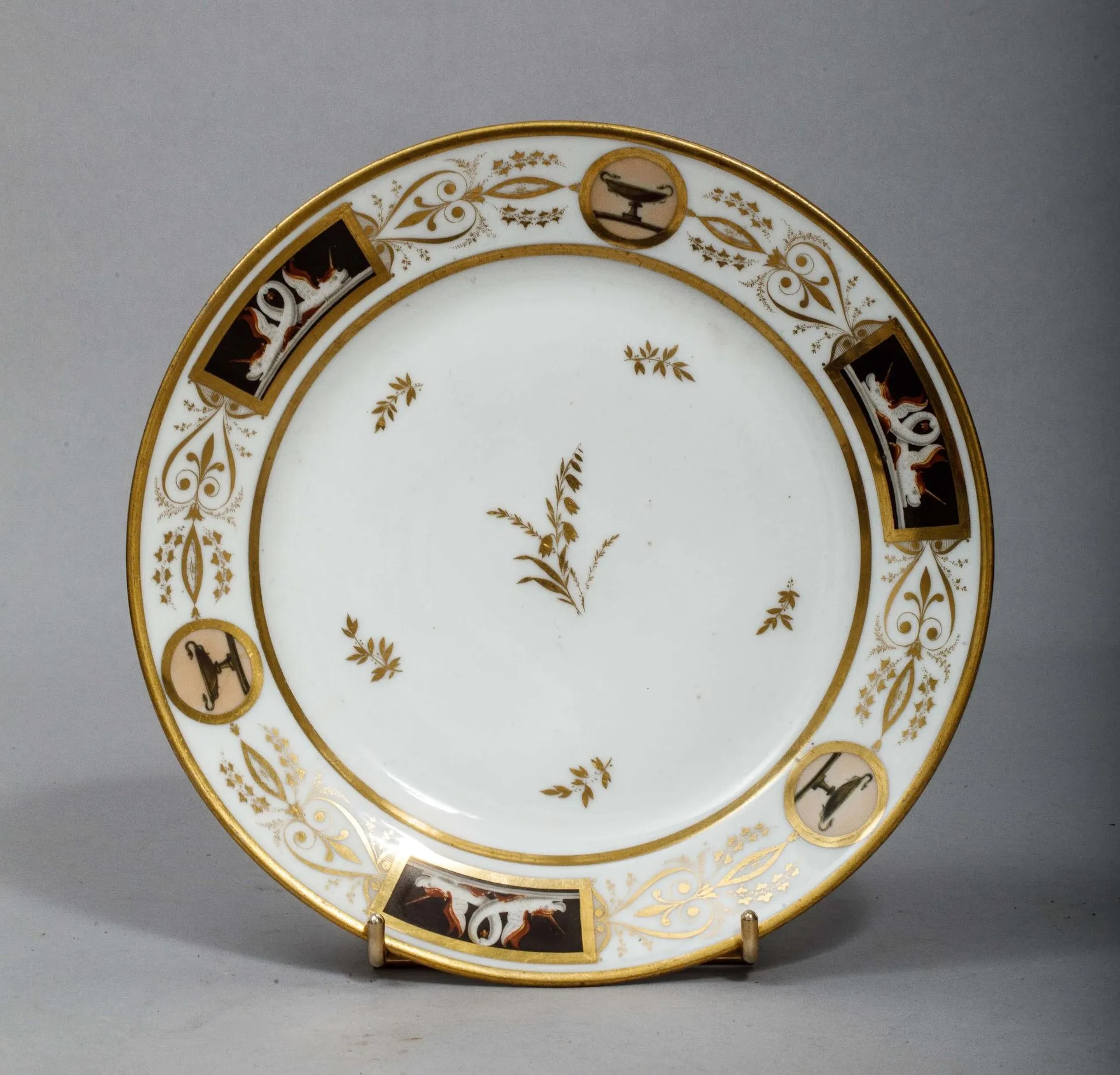 White porcelain plate glazed with a neoclassical polychrome - Lot 76
