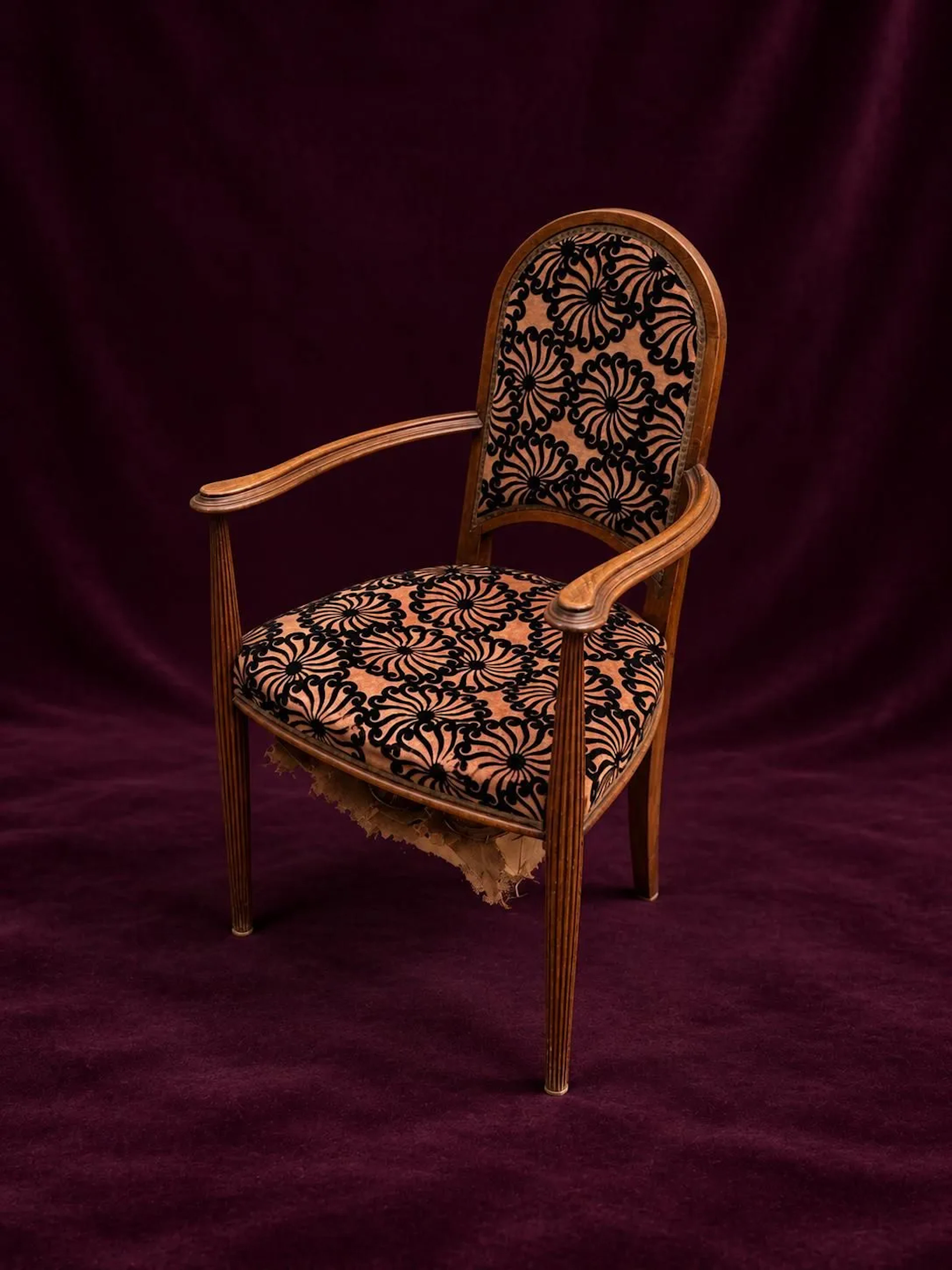 Natural wood armchair with a curved backrest, fluted spindle - Lot 42