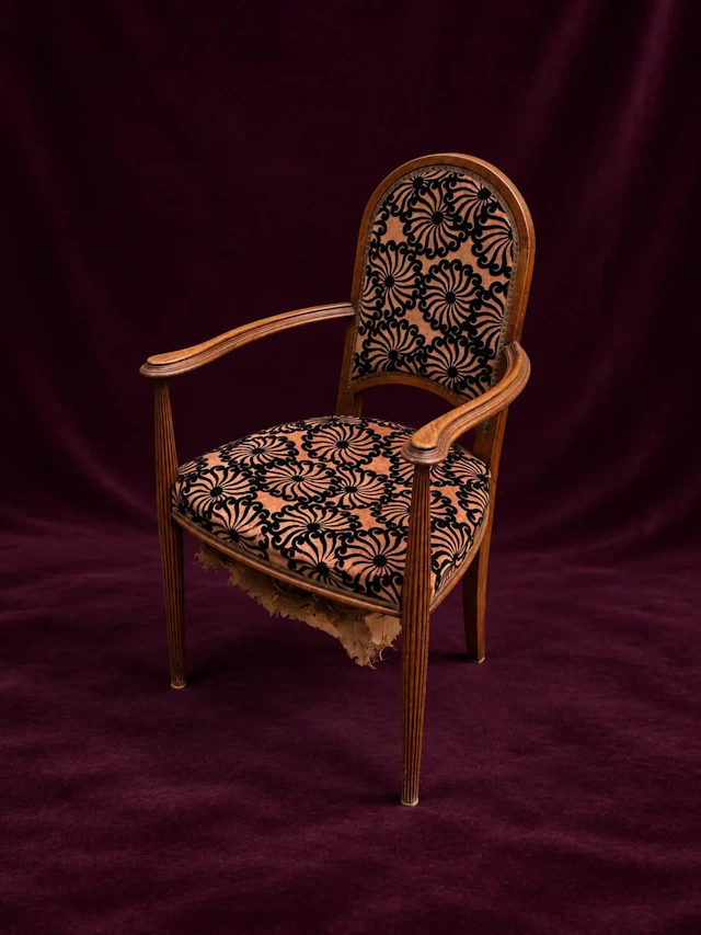 Natural wood armchair with a curved backrest, fluted spindle - Lot 42