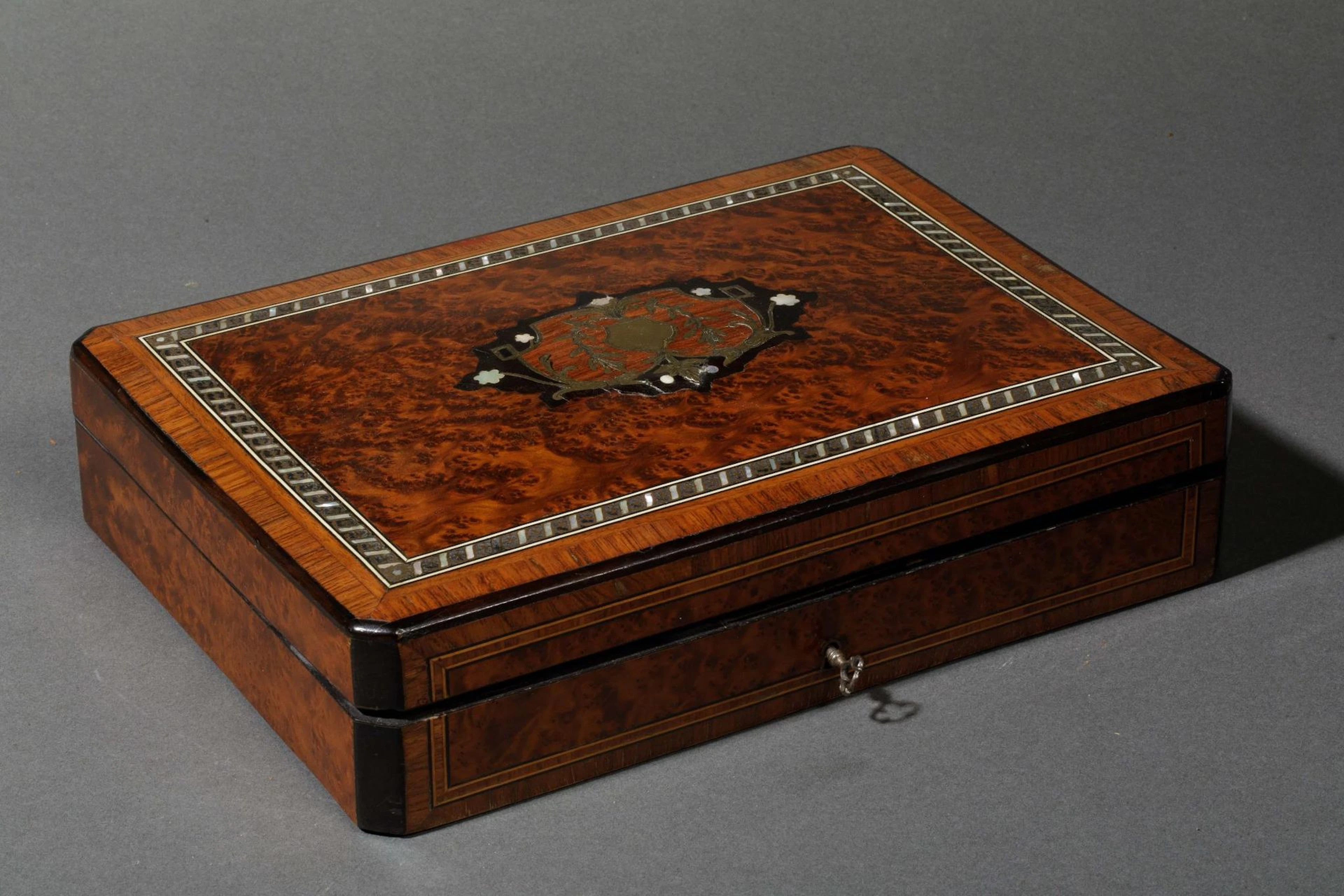 Mahogany game box, with speckled mahogany veneer and rosewoo - Lot 194