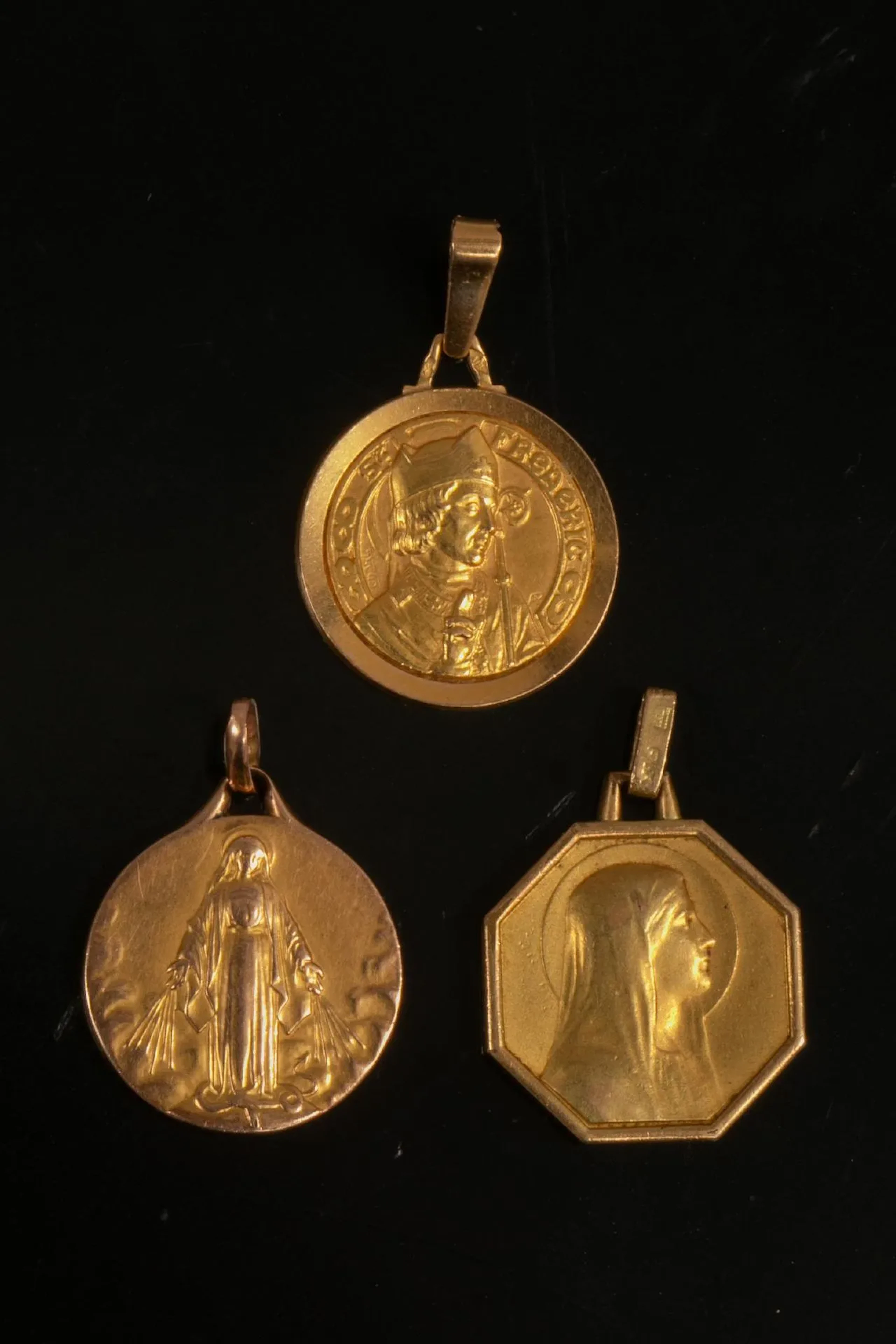 Three religious medals including a St. Frédéric medal in yel - Lot 141