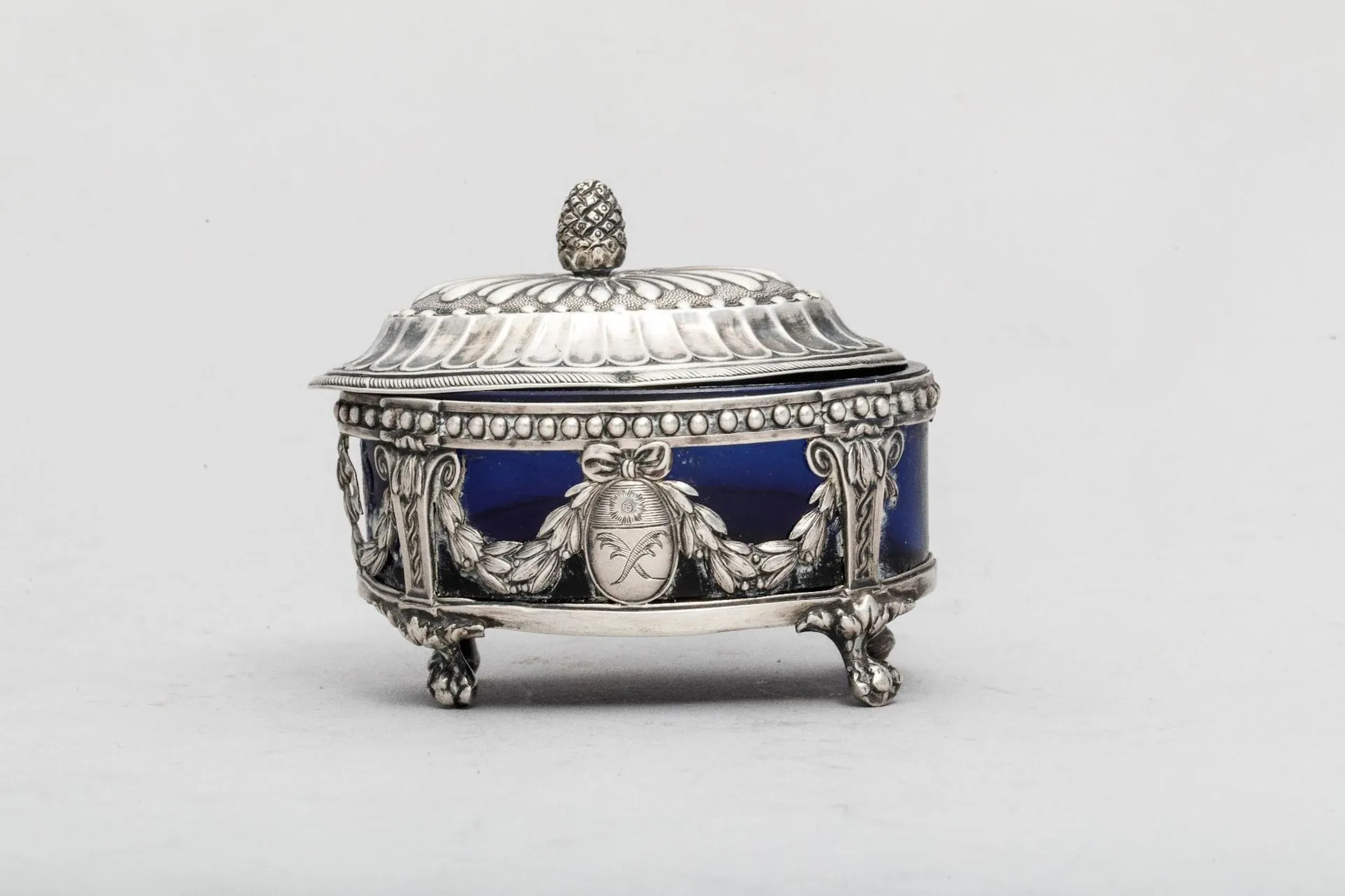 Salt cellar in openwork silver with garland and blue glass i - Lot 260