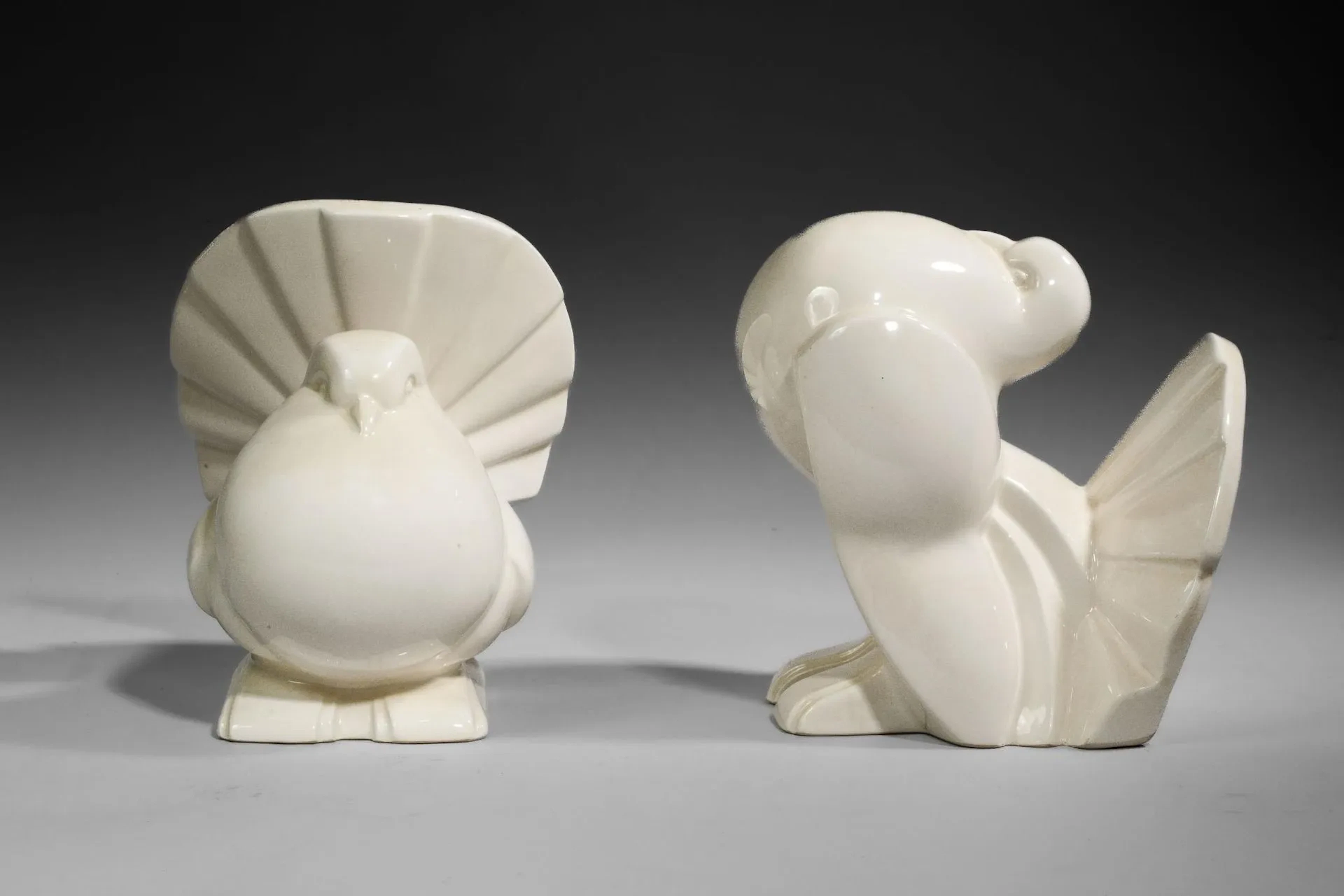Pair of white glazed earthenware bookends featuring pigeons - Lot 42