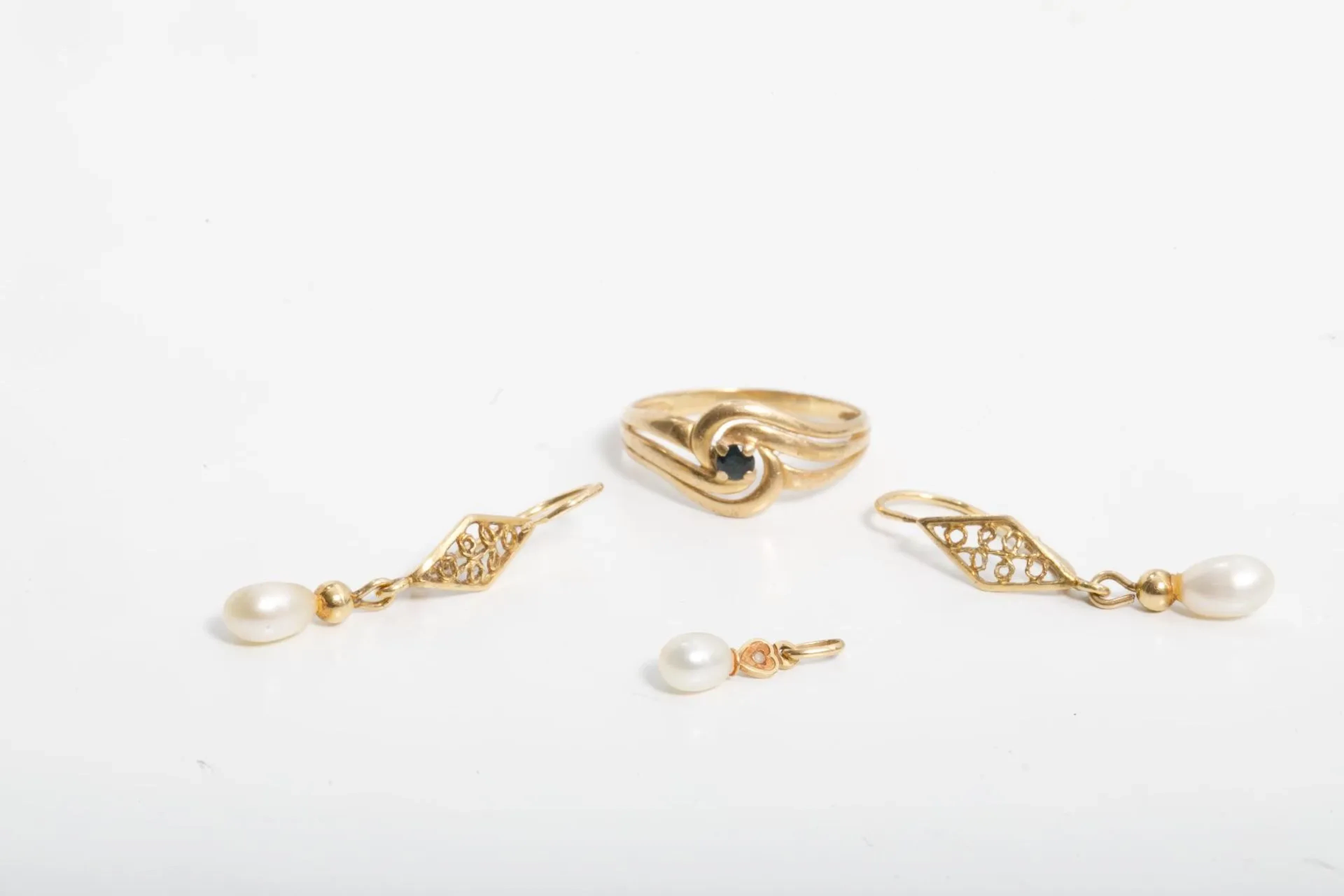 A set made of 750-thousandths yellow gold, consisting of a t - Lot 65