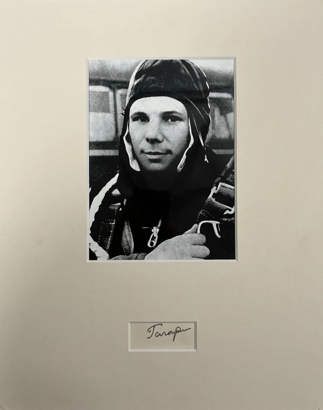 Autograph of Yuri GAGARIN (1934–1968) - Lot 34