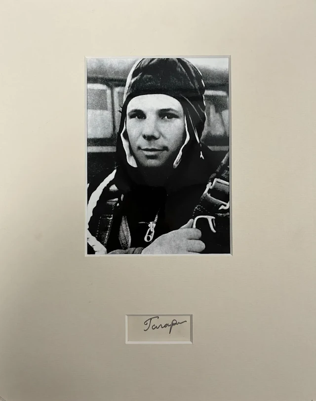 Autograph of Yuri GAGARIN (1934–1968) - Lot 34