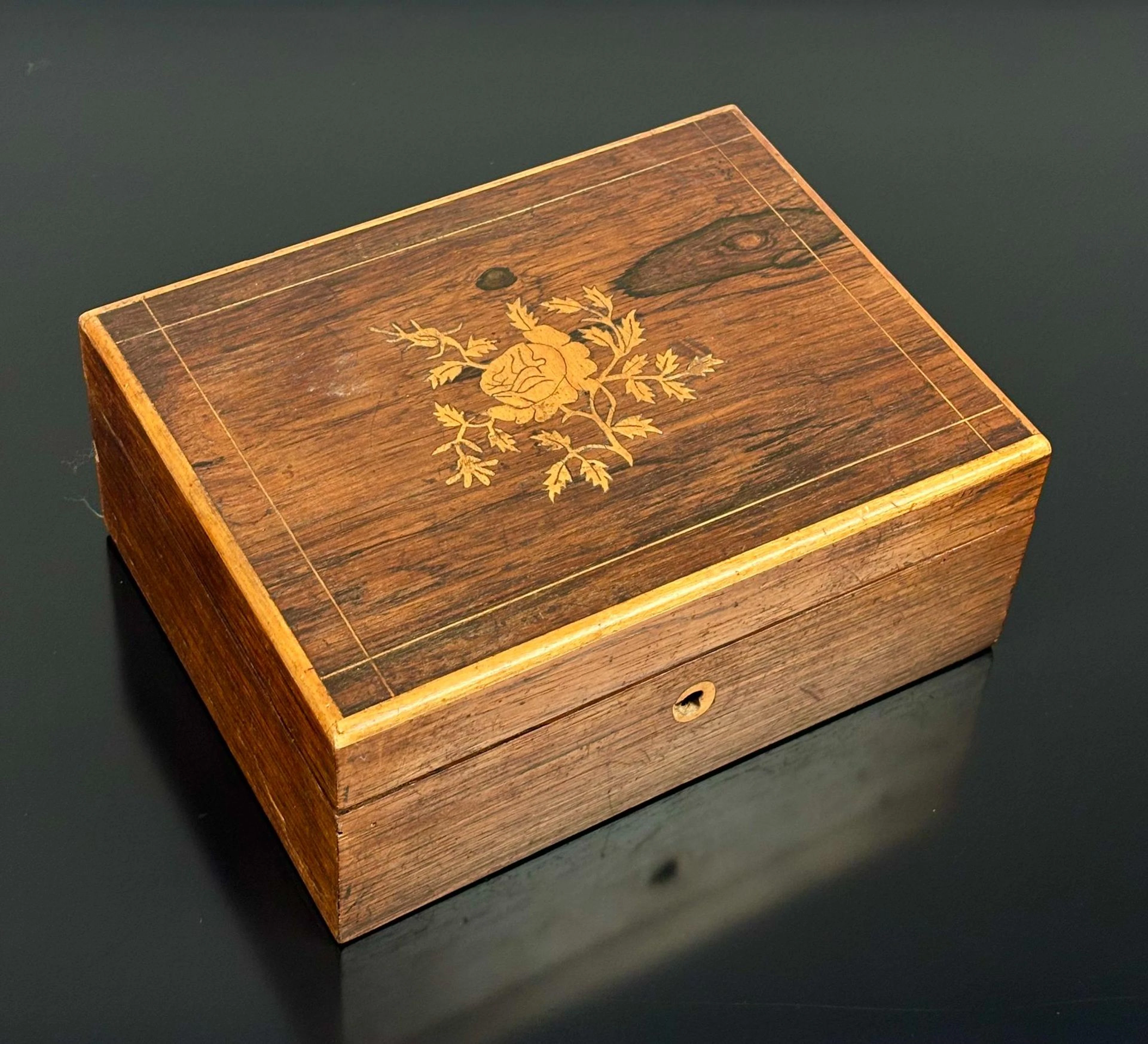 Boîte en acajou et plaquage d'acajou avec sa clé, l'abattan - Lot 426
