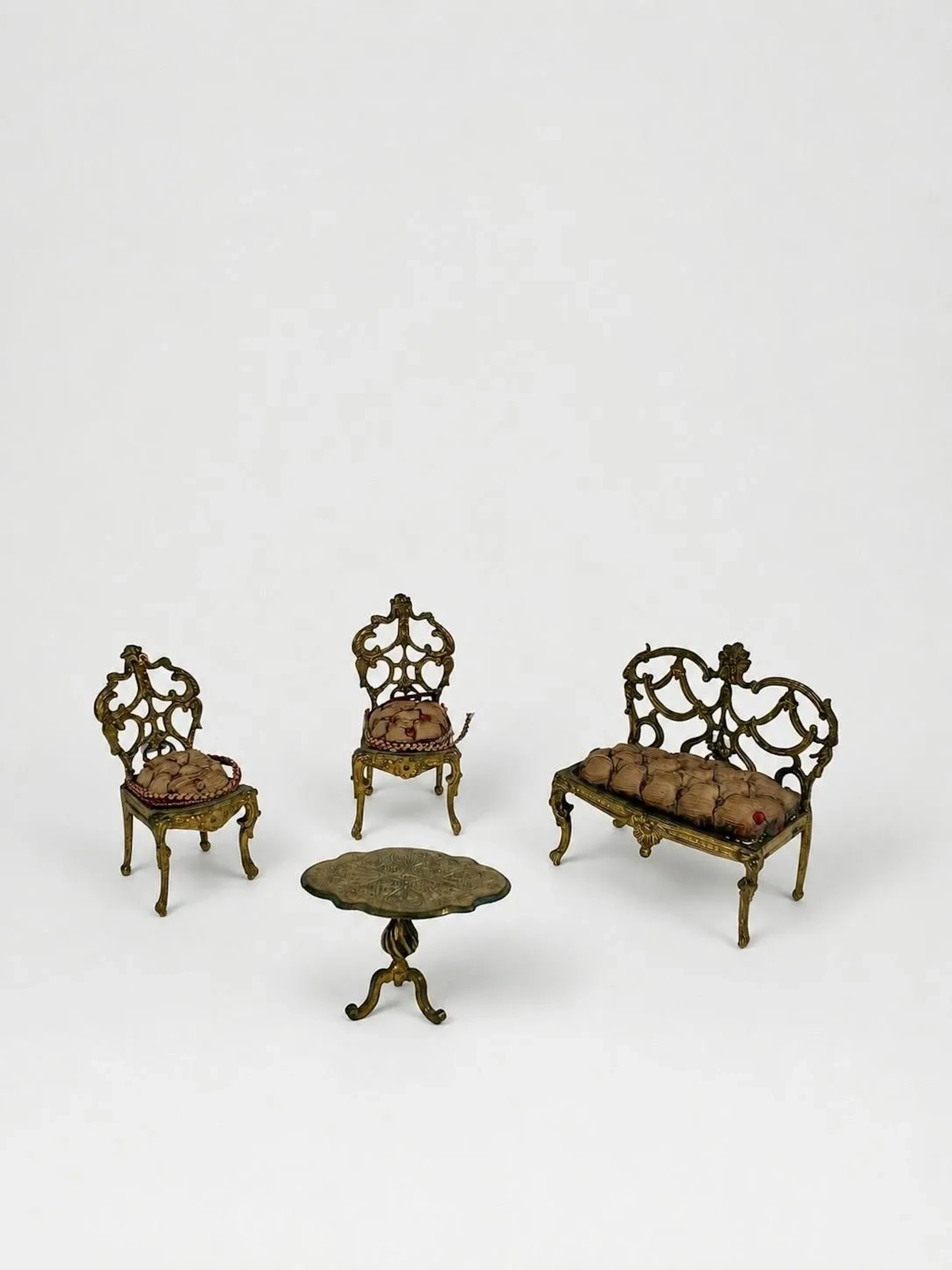 Small Louis XV-style gilded bronze living room furniture set - Lot 371