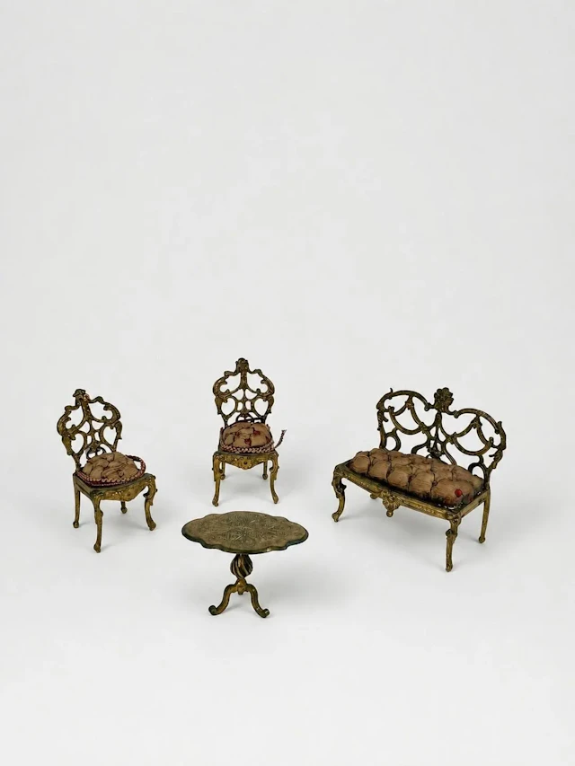 Small Louis XV-style gilded bronze living room furniture set - Lot 371