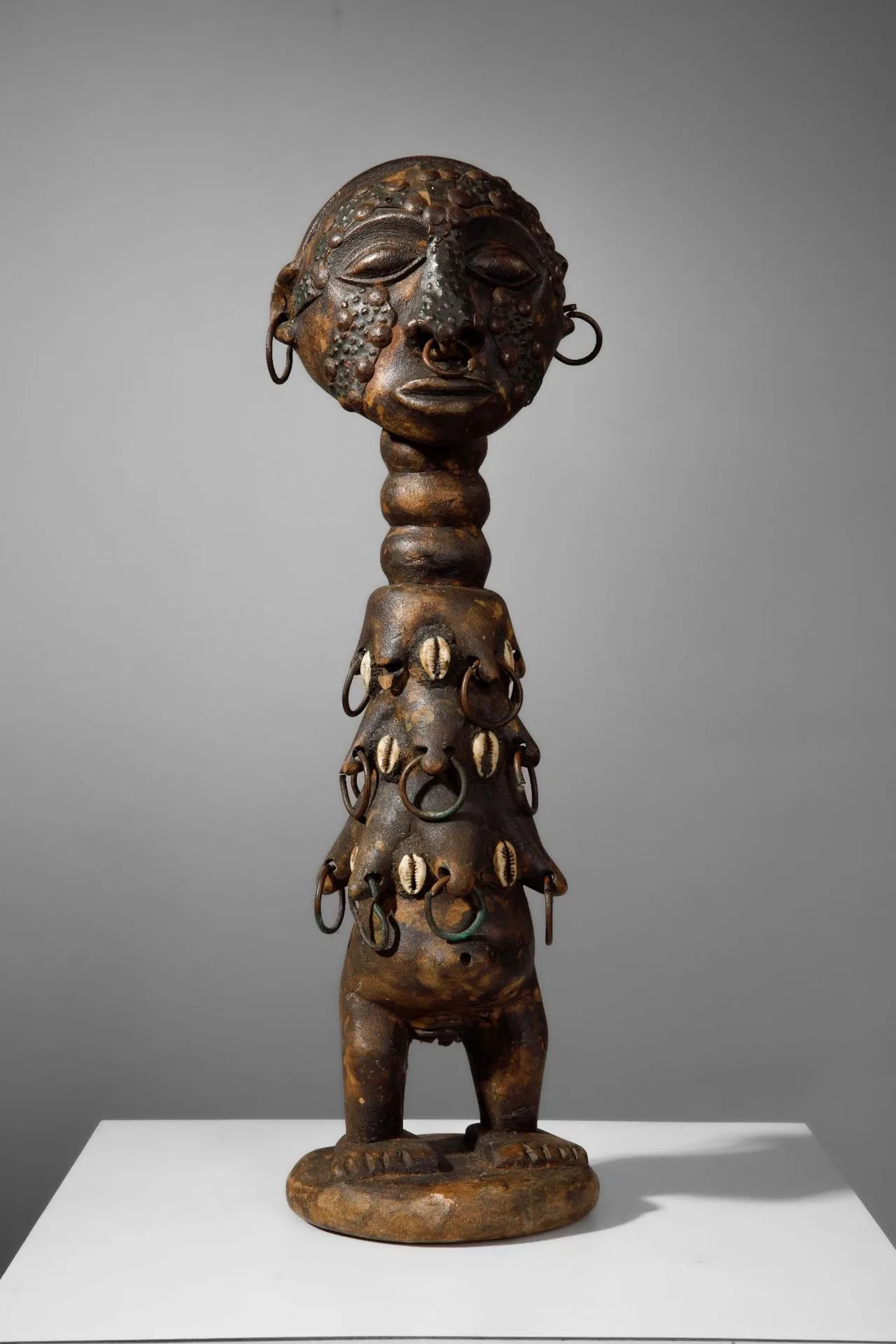 Statue with multiple arms and navels, each adorned with a ri - Lot 101