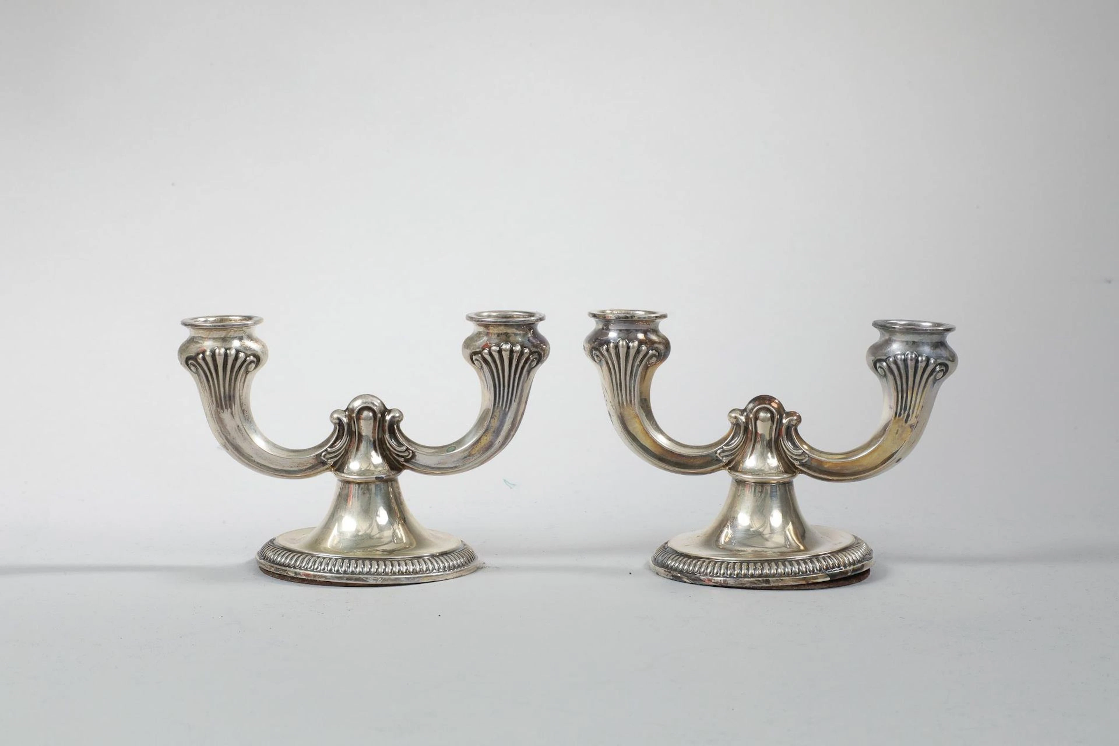 Paire de petits chandeliers en métal argenté la base circula - Lot 49