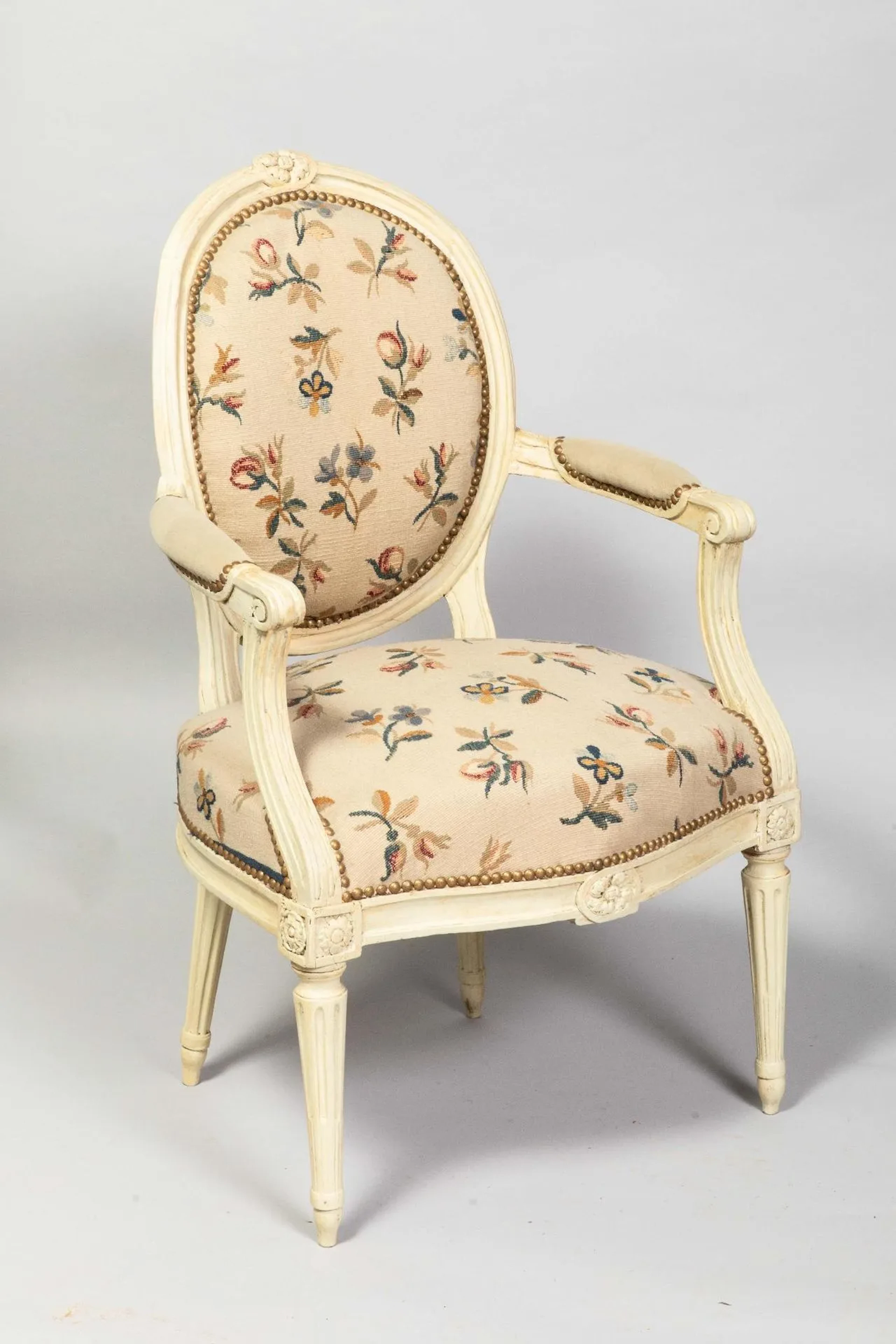 Two white-lacquered wooden armchairs, with a medallion-shape - Lot 185