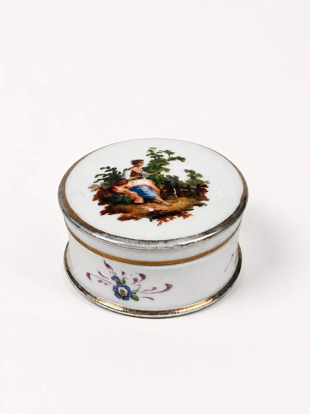 White porcelain ointment jar with polychrome enamel decorati - Lot 74