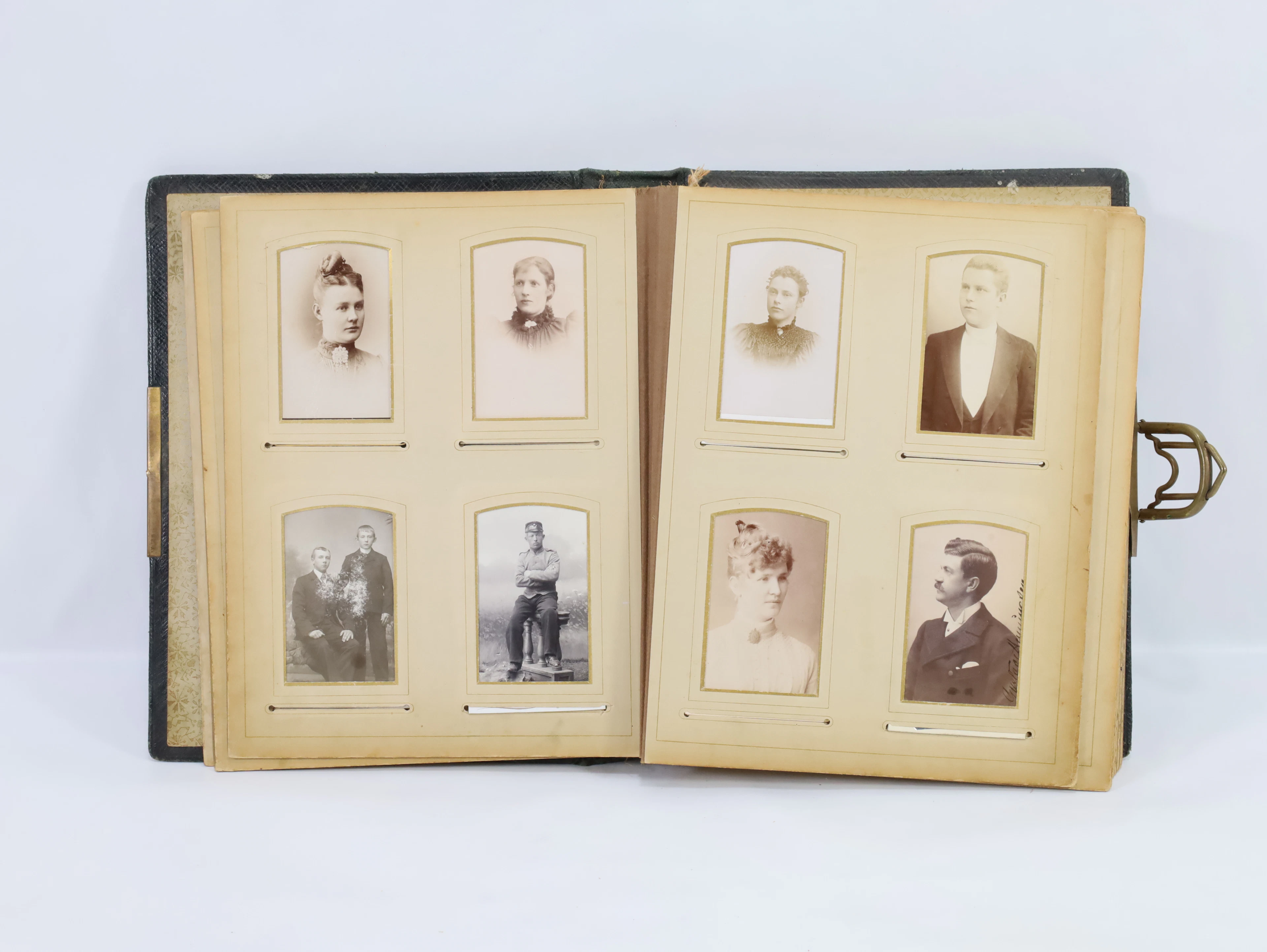 Eldre fotoalbum med portretter