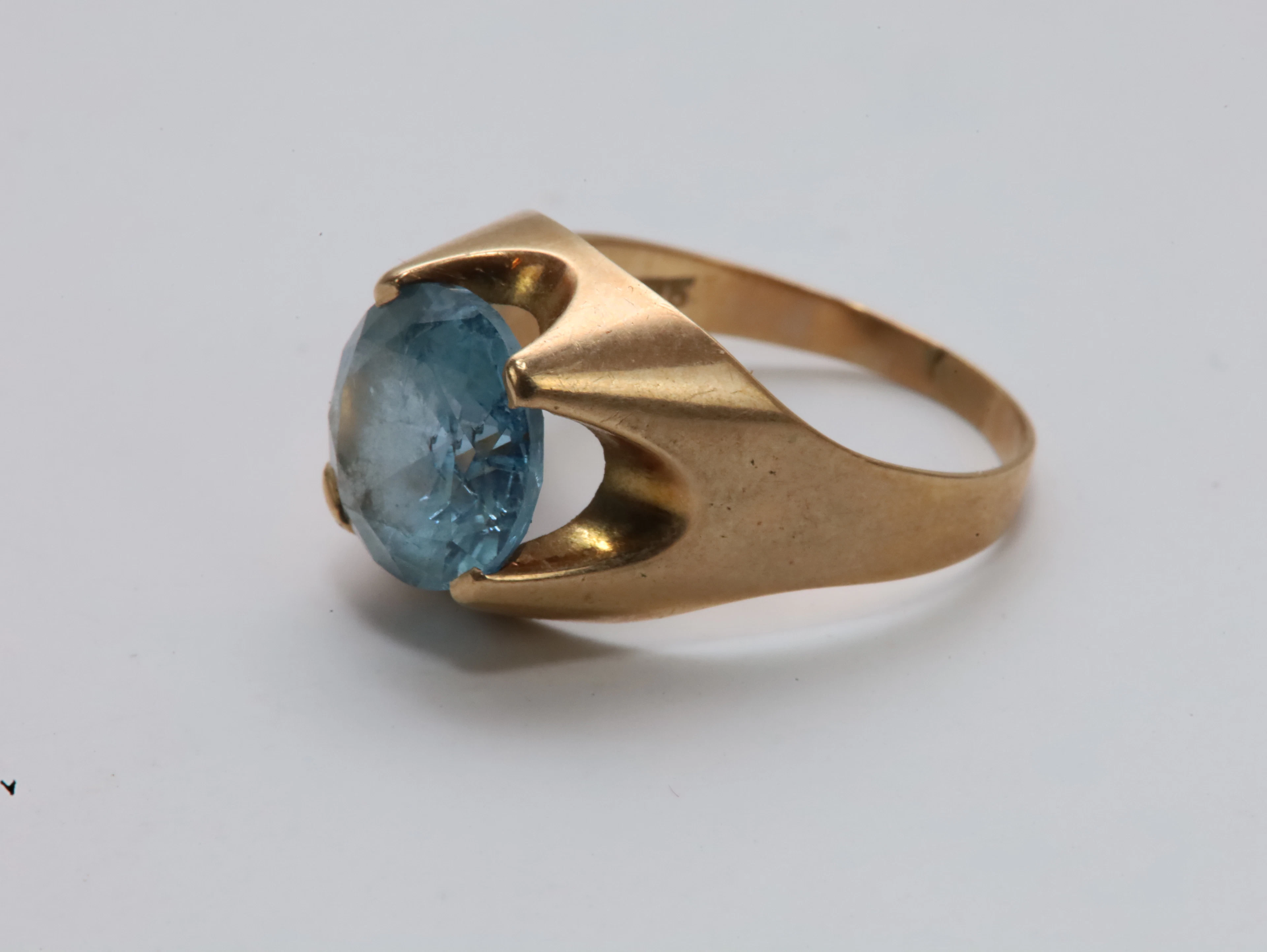 Ring i 585 gull med blå glass-sten (str. 18 mm)
