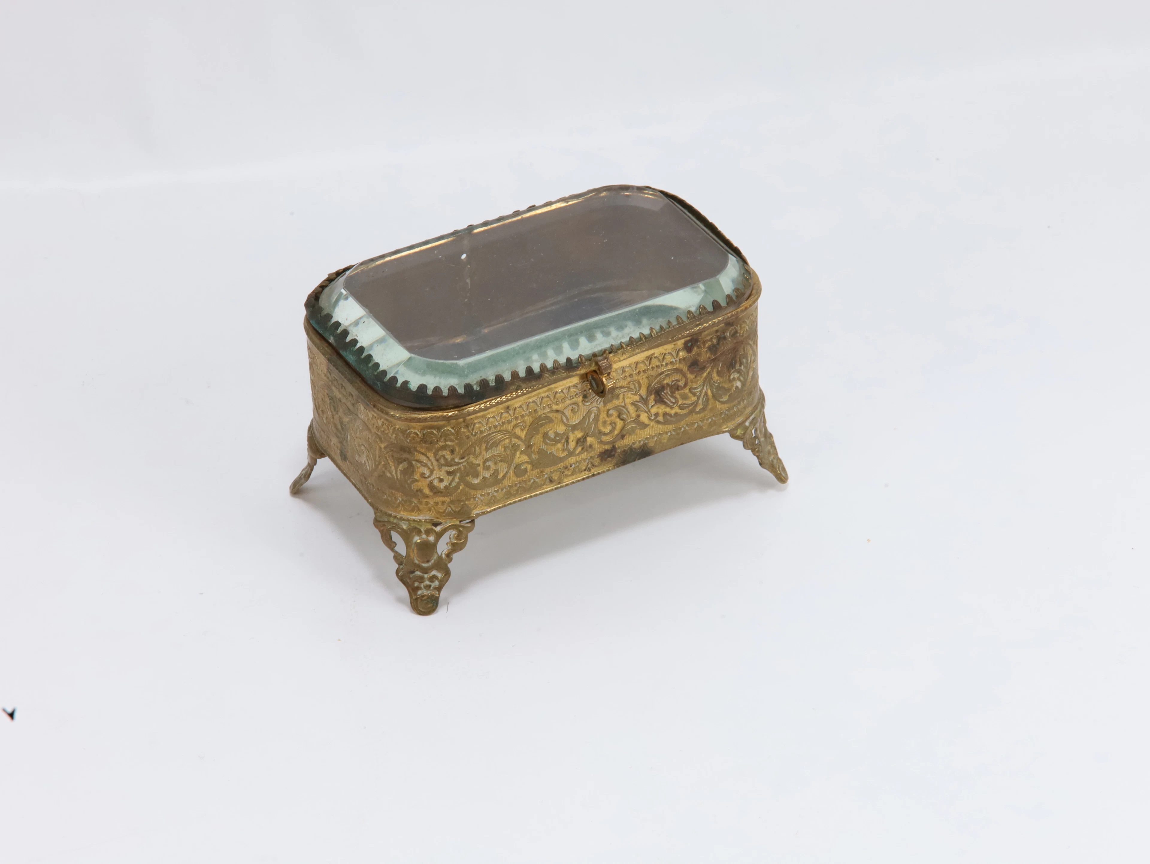 Antikt smykkeskrin i messing med fasettslipt glasslokk – 1800/1900-tallet