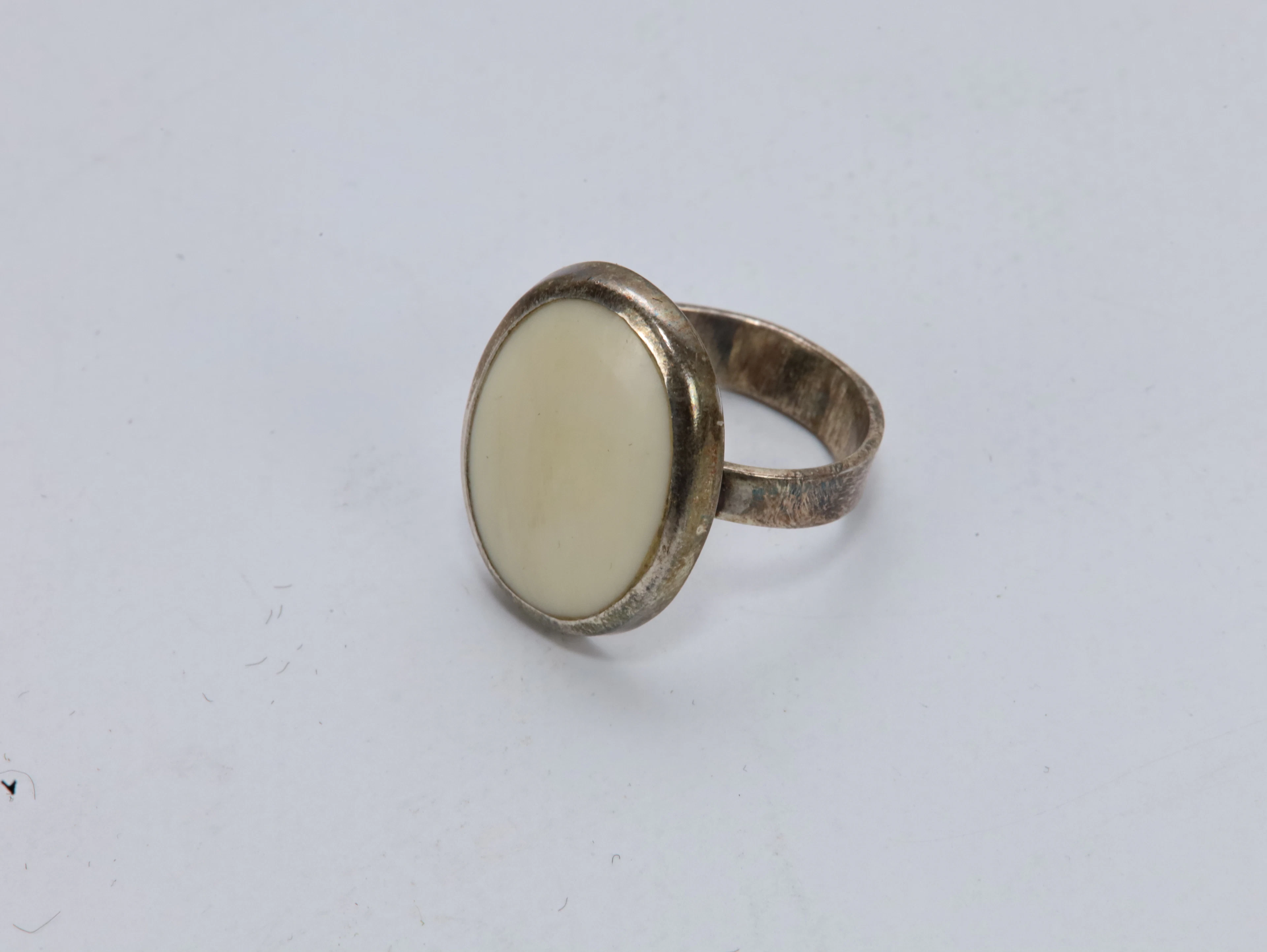 Vintage 830S sølvring med innfelt bein – str. 18 mm