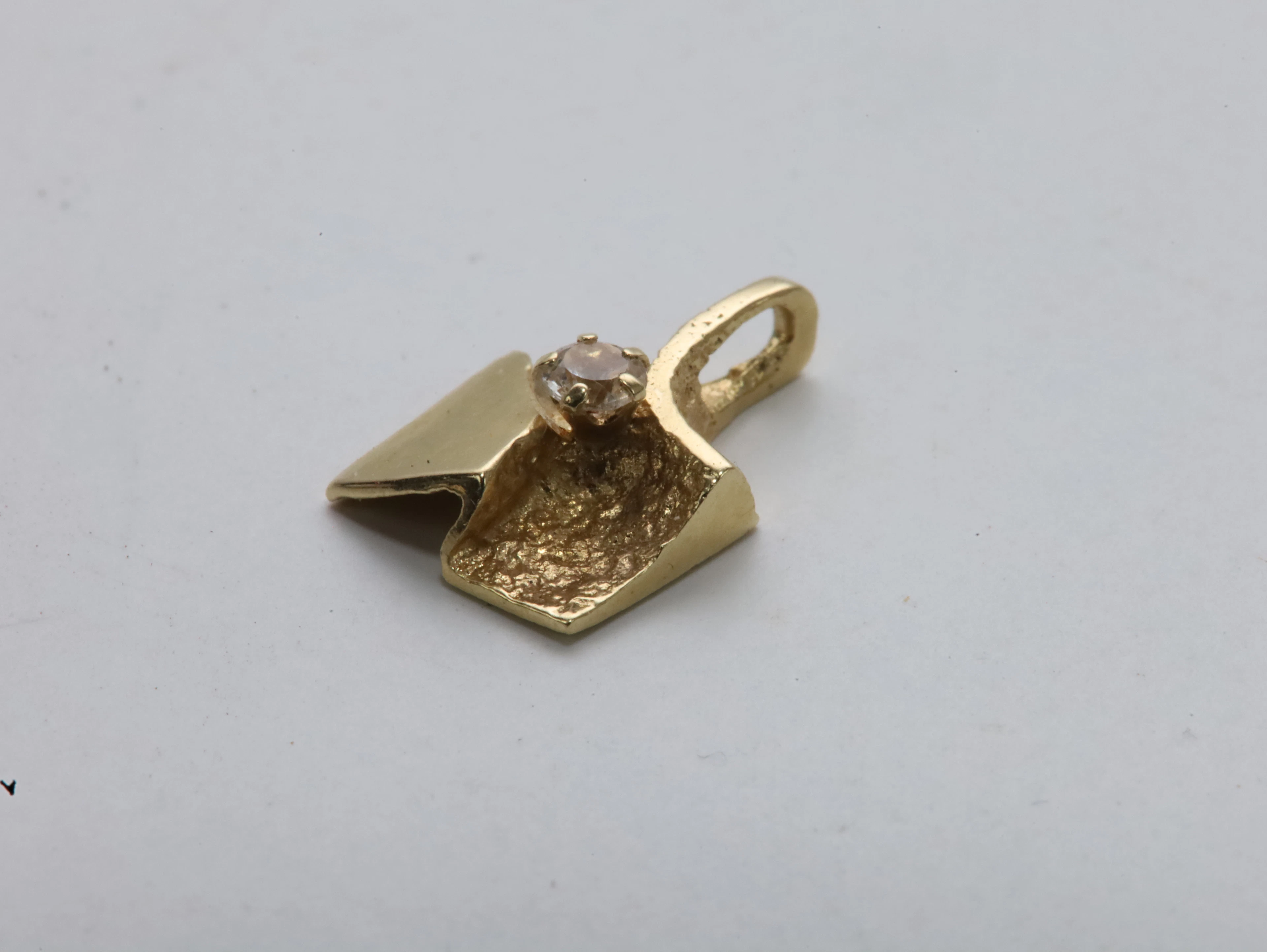 Anheng i 585 gull med dekorativ glass-sten (ca. 15 × 10 mm)