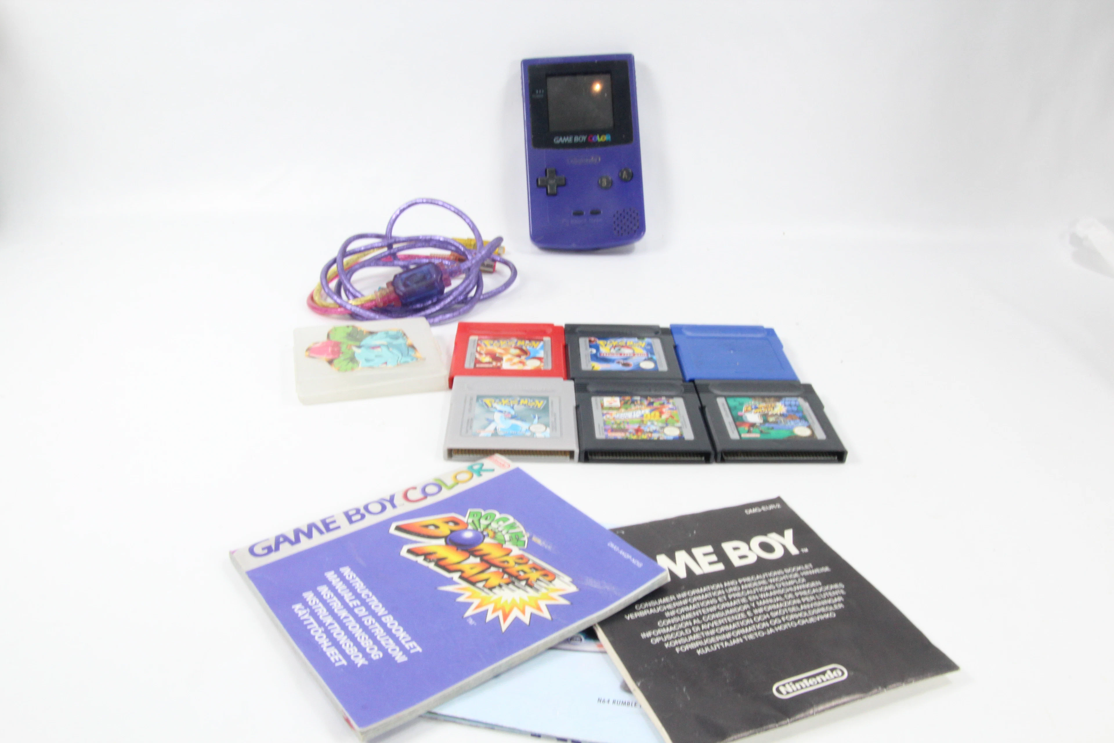 Vintage gameboy color med spill og utstyr.