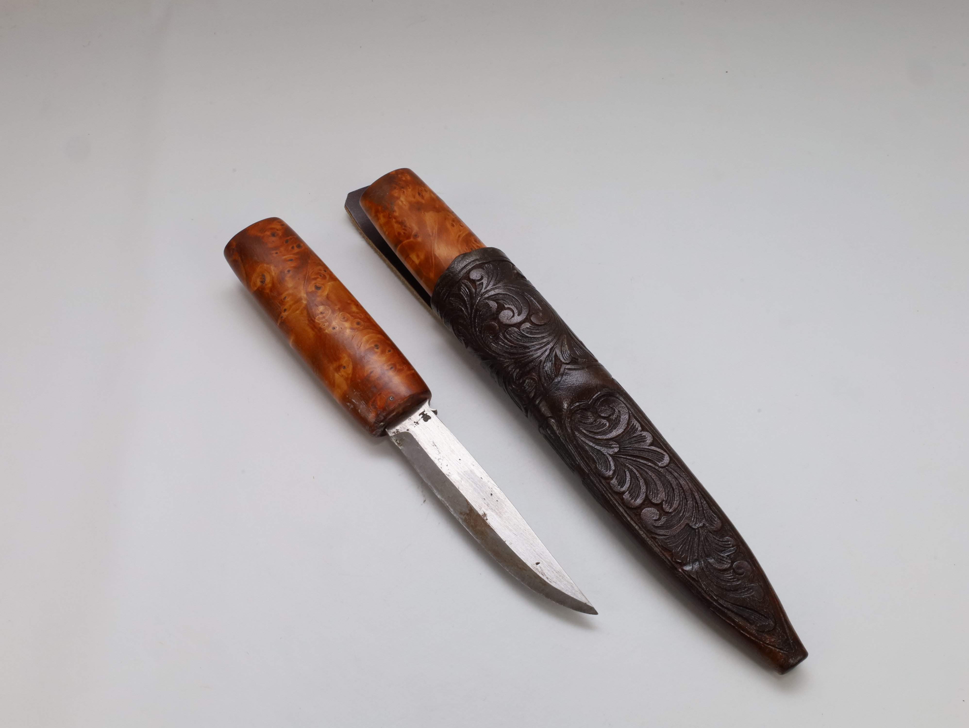 To håndlagede slire kniver