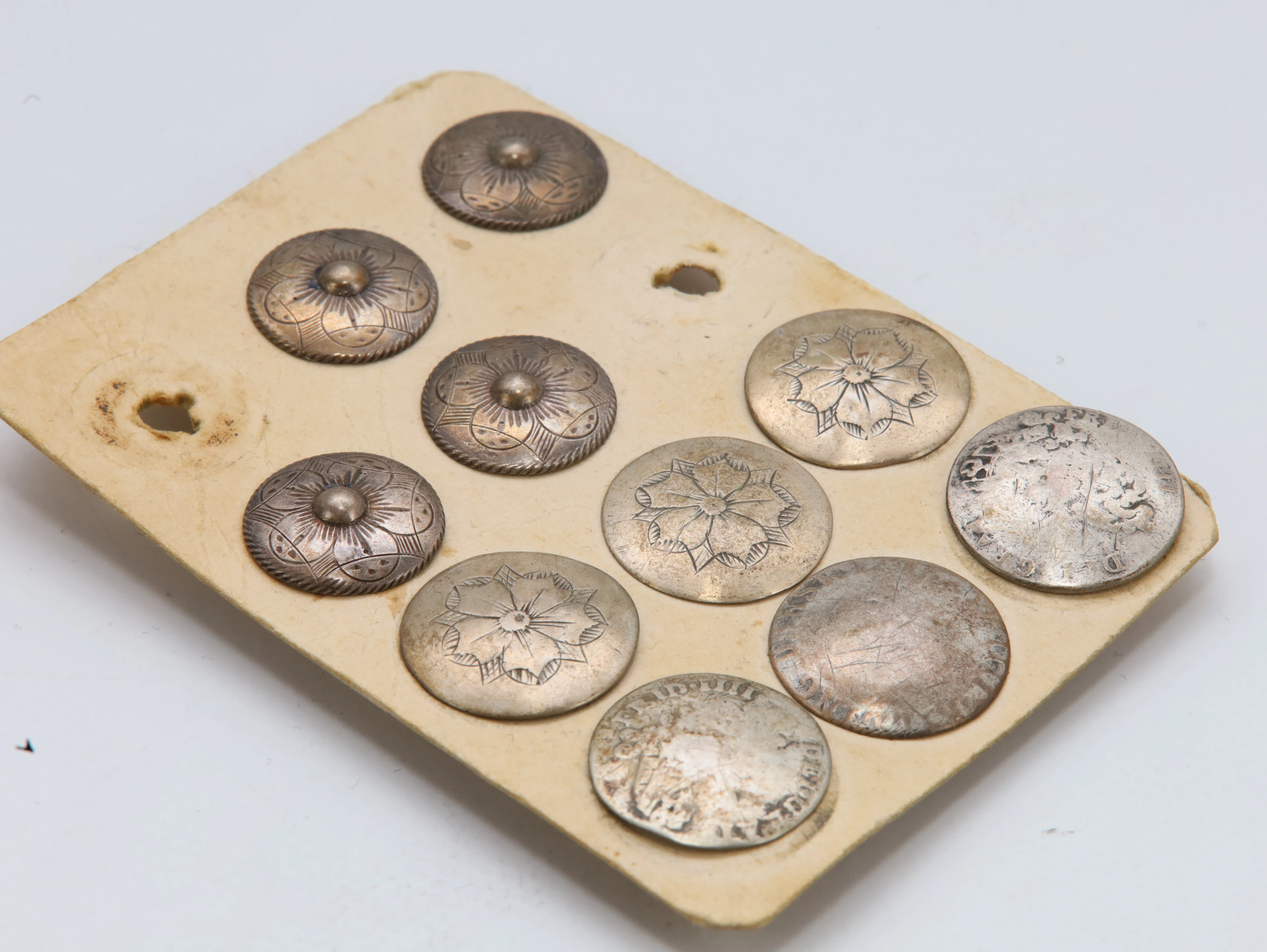 Samling eldre sølvknapper – håndgravert bunadssølv, 1800–1900-tallet