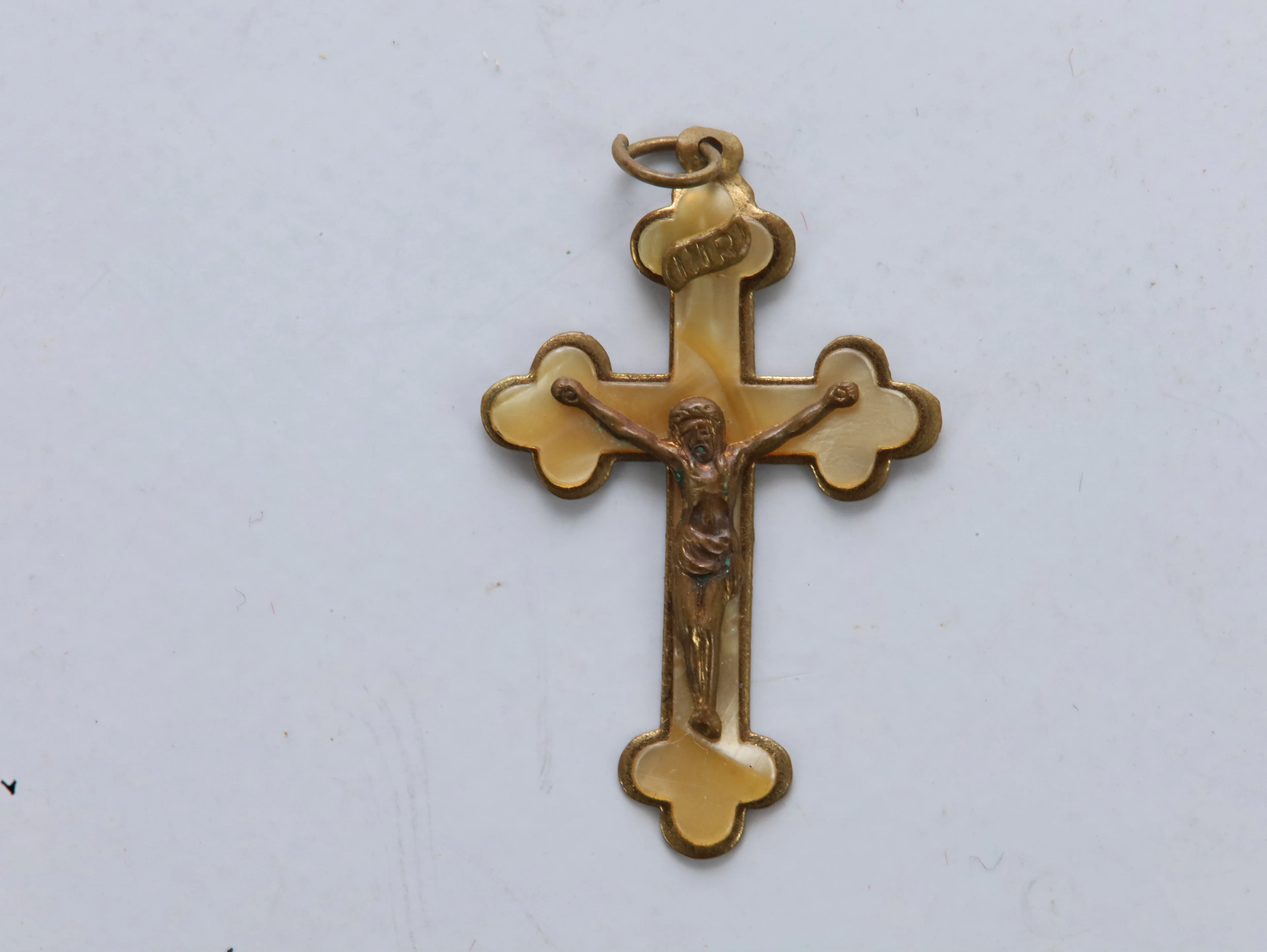 Vintage krusifiks i messing med perlemor-imitasjon – 4 × 2,5 cm