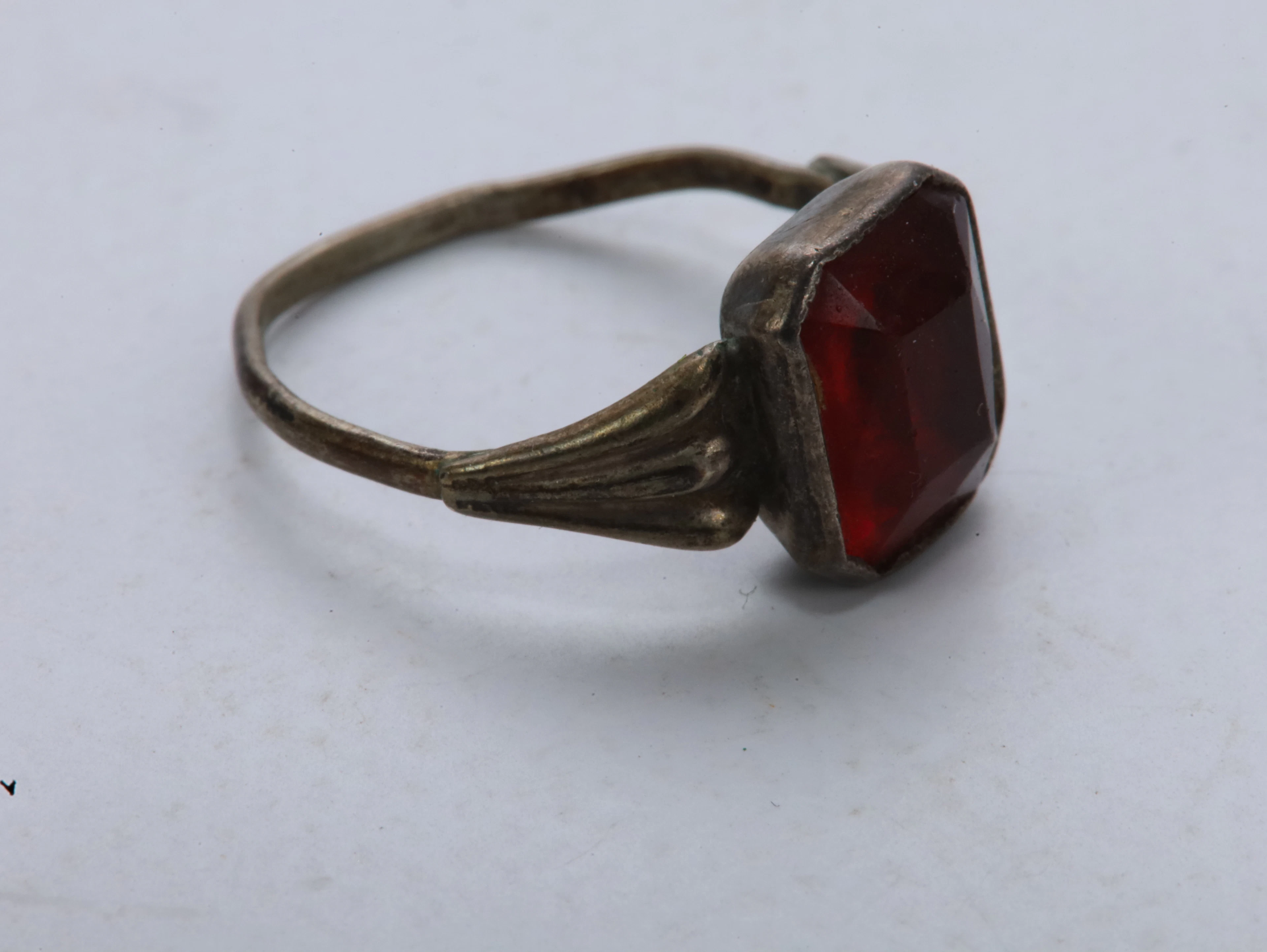 Vintage ring med rød glassstein – str. 17 mm