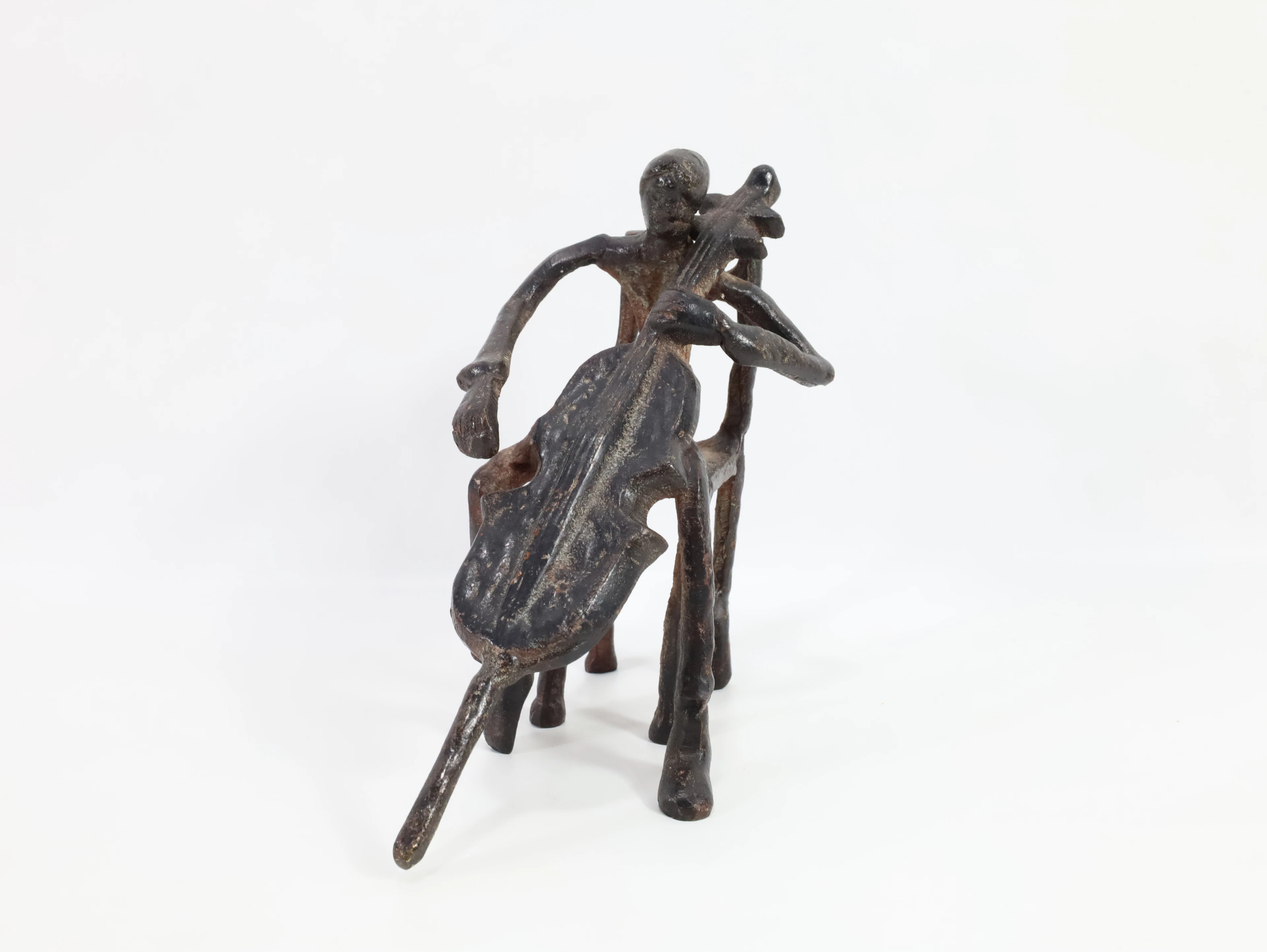 Vintage skulptur i jern – Musiker med cello, ca. midten av 1900-tallet