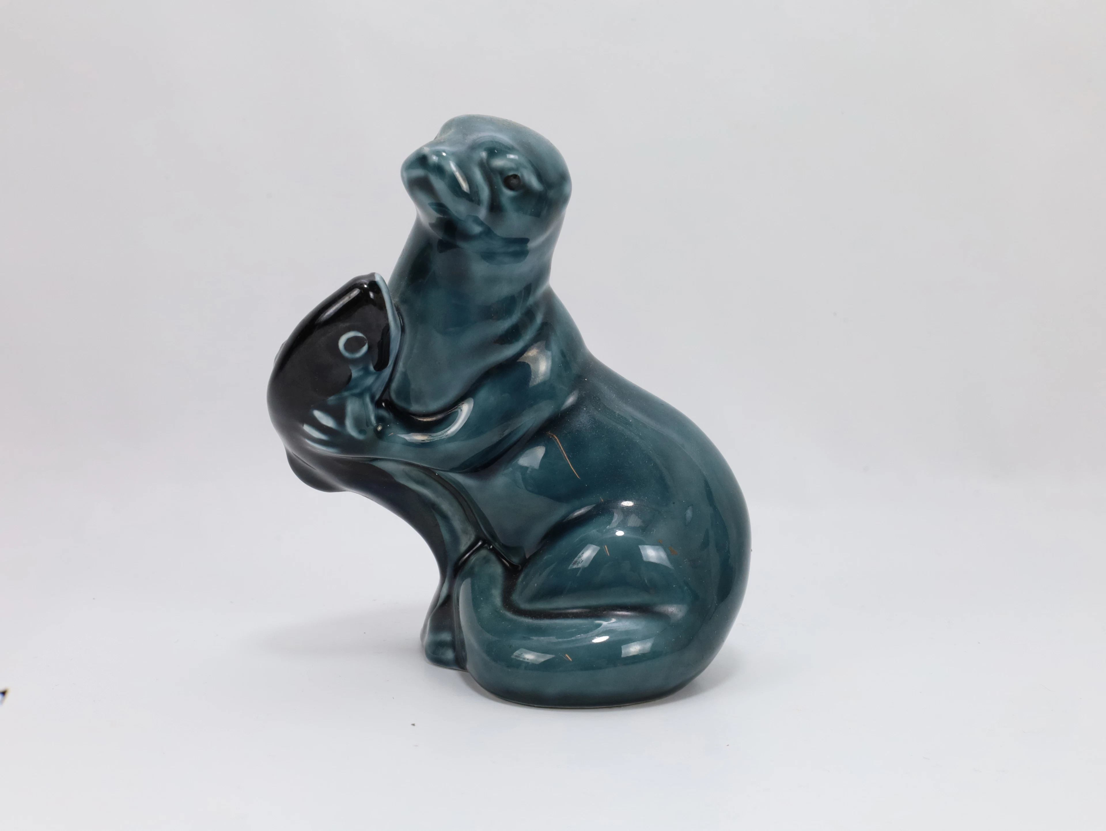 Poole Pottery – sel med fisk, England, høyde 11,5 cm