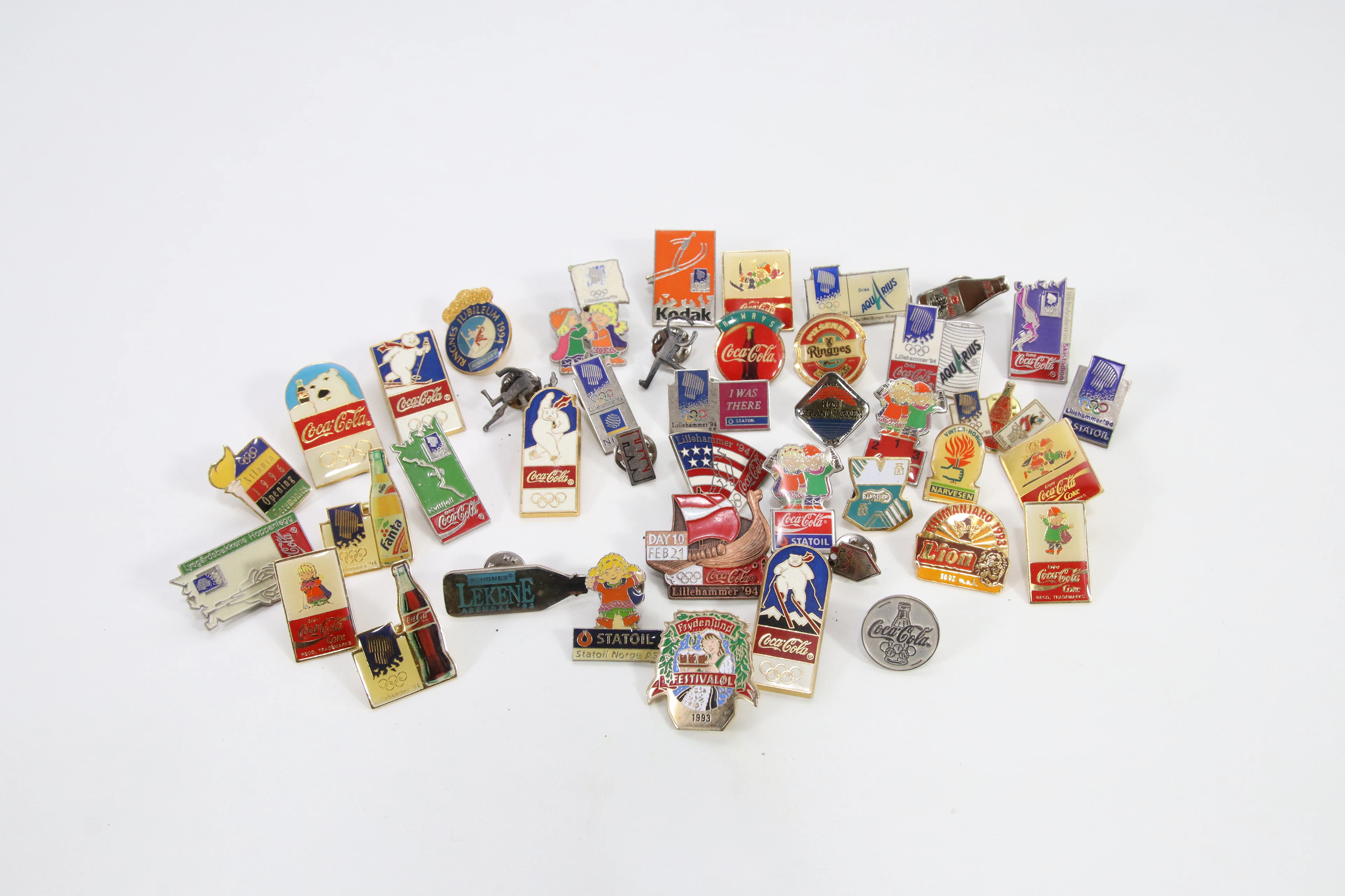 Samling OL- og reklamepins – Coca-Cola, Statoil, Ringnes m.fl. (Lillehammer