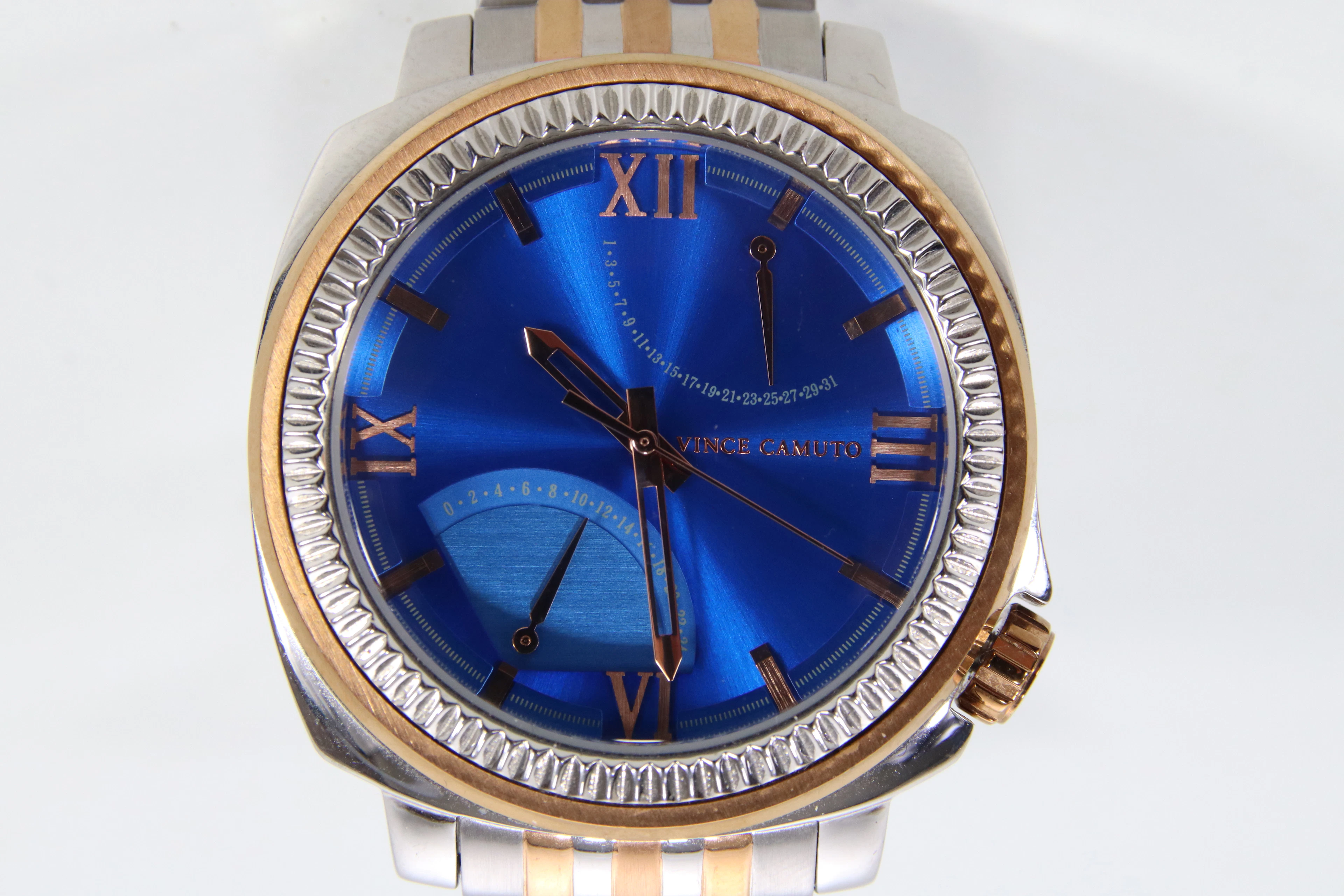 Vince Camuto herreklokke, blå urskive, to-farget stål, ca. 44 mm