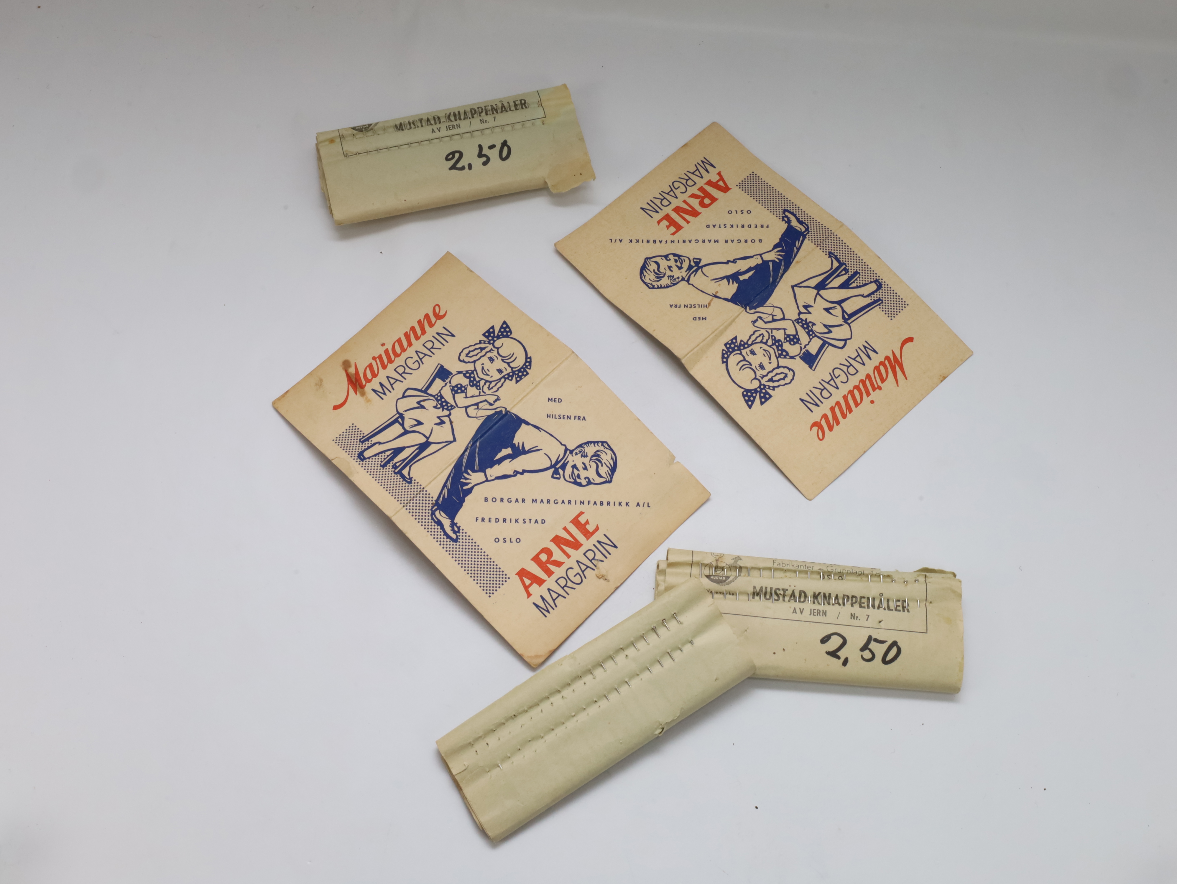 Parti norsk handels-ephemera: Arne margarin reklame + Mustad knappe-nåler