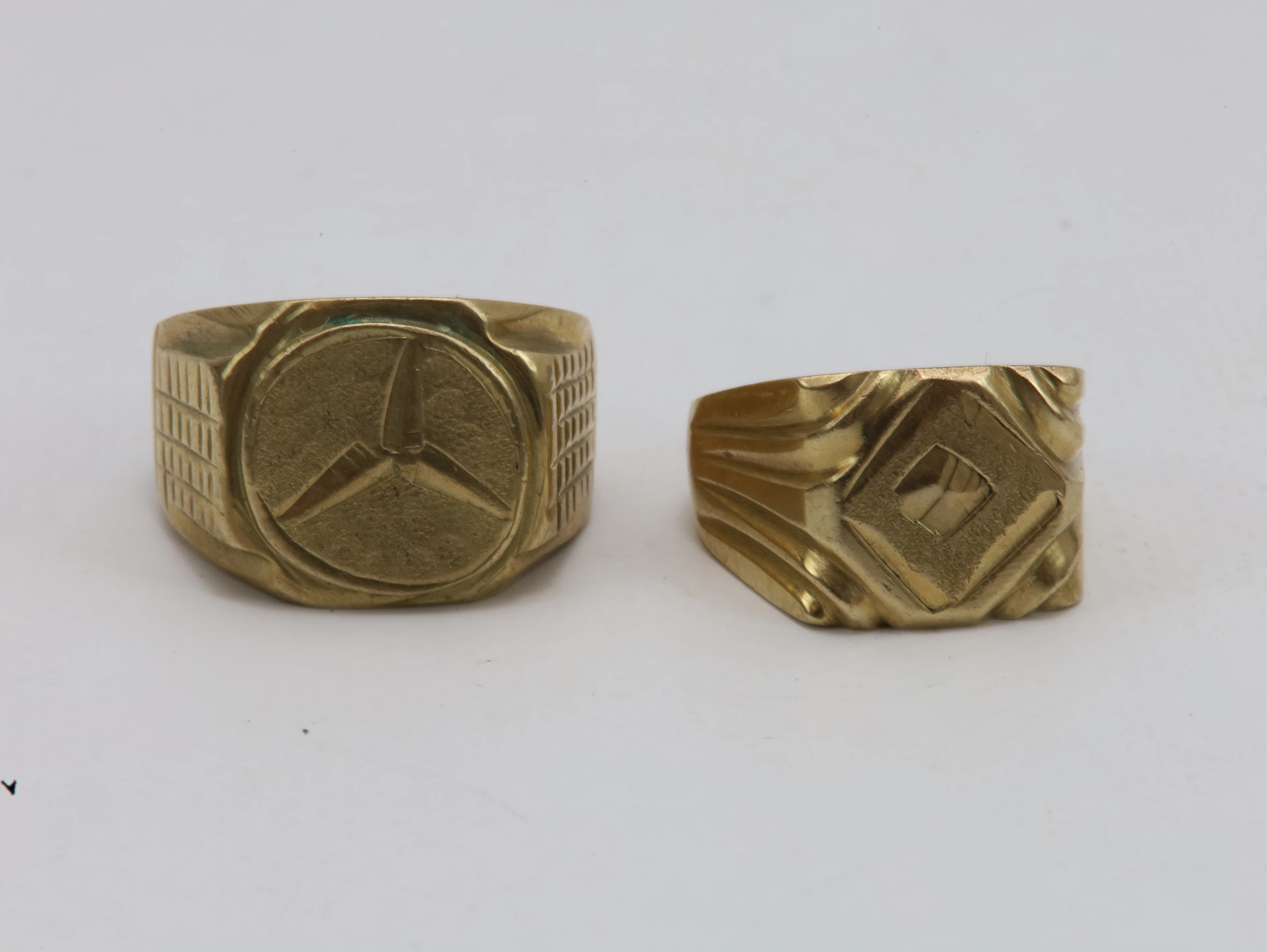 To vintage messingringer – reisende-arbeid, dekorative herresignetringer