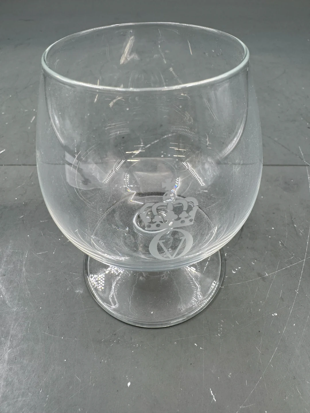 Konjakkglass med etset monogram og en krone
