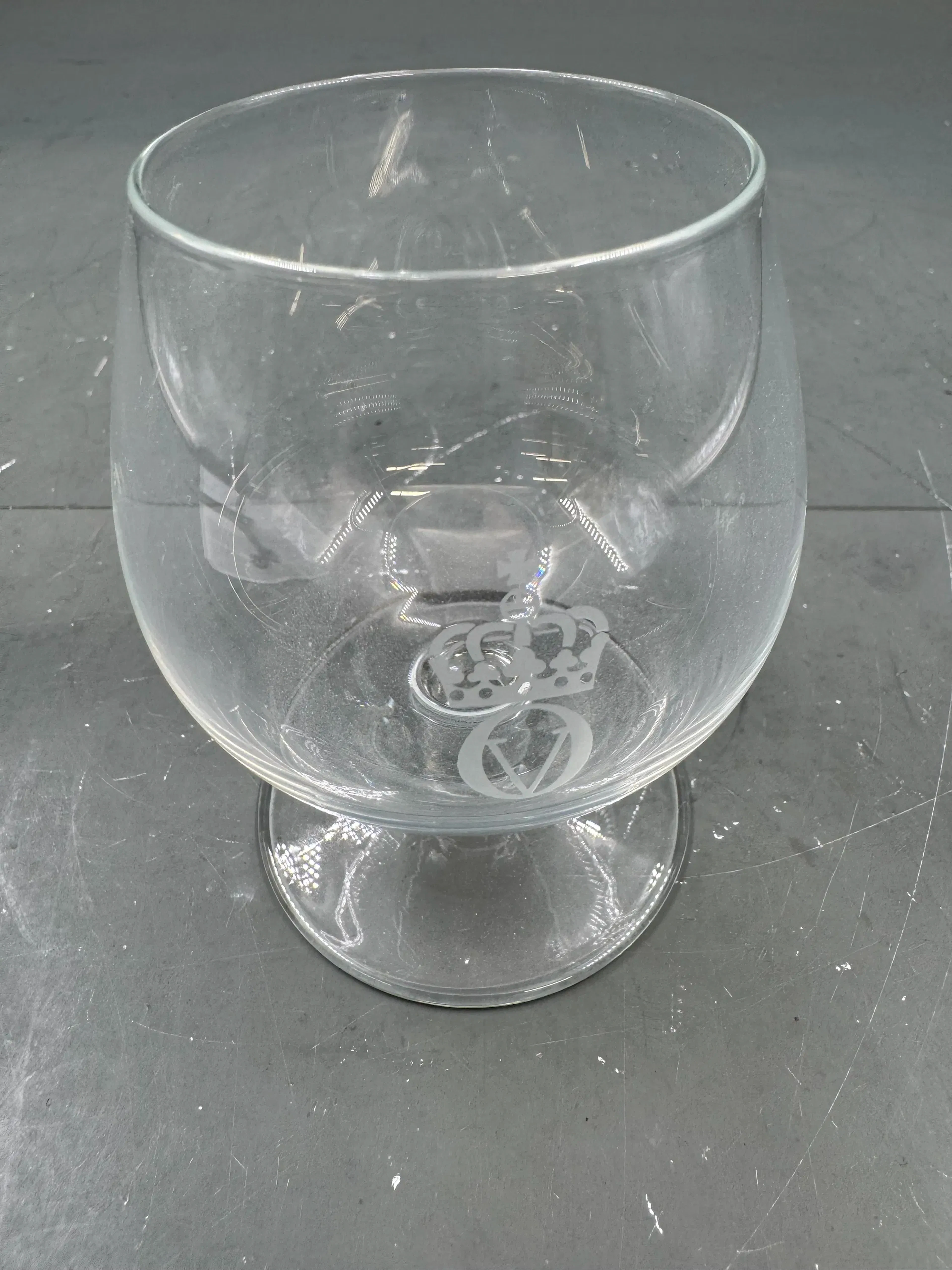 Konjakkglass med etset monogram og en krone