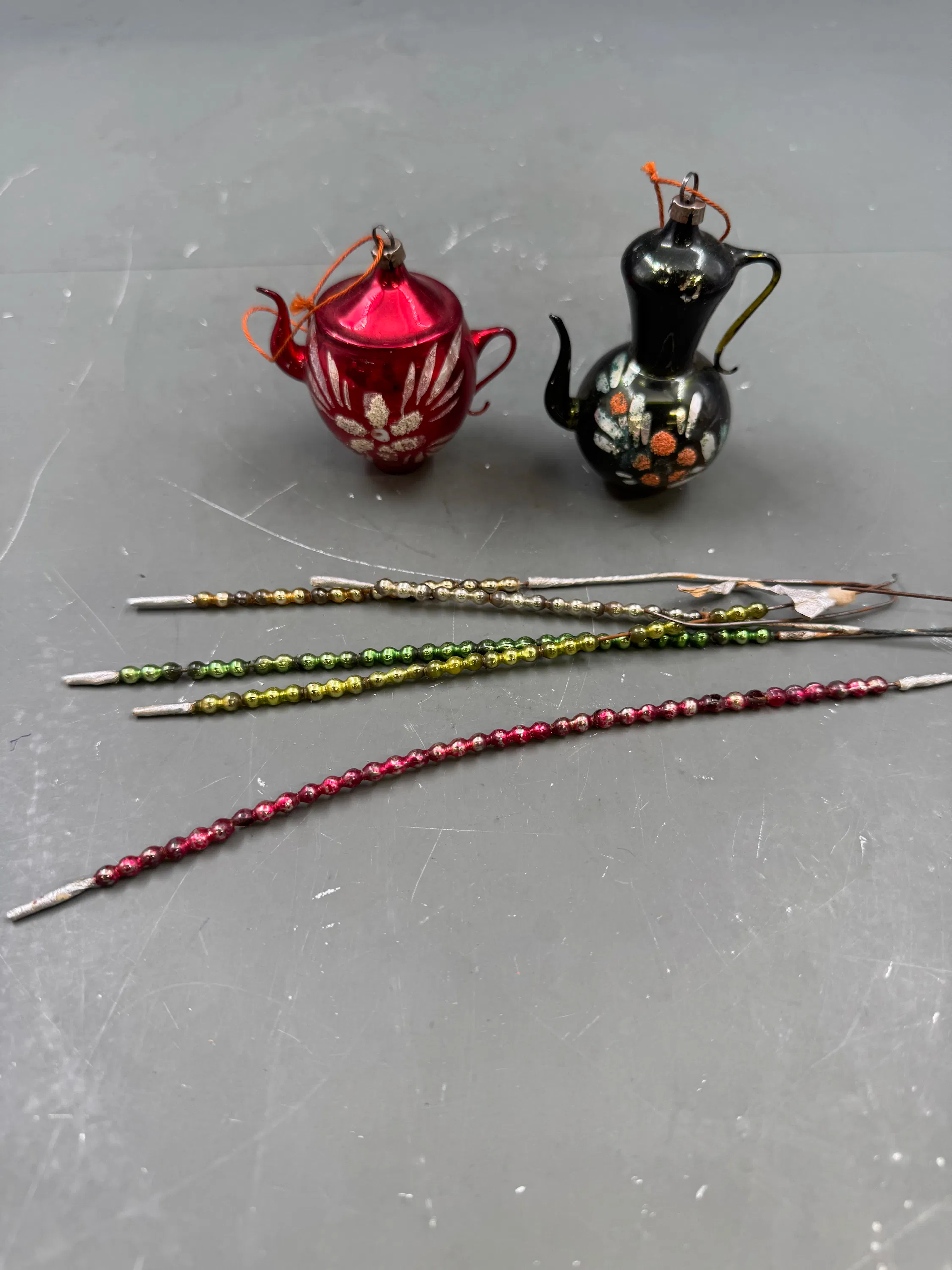 Lott - 2 julekuler + 5 spyd m/ glasskuler
