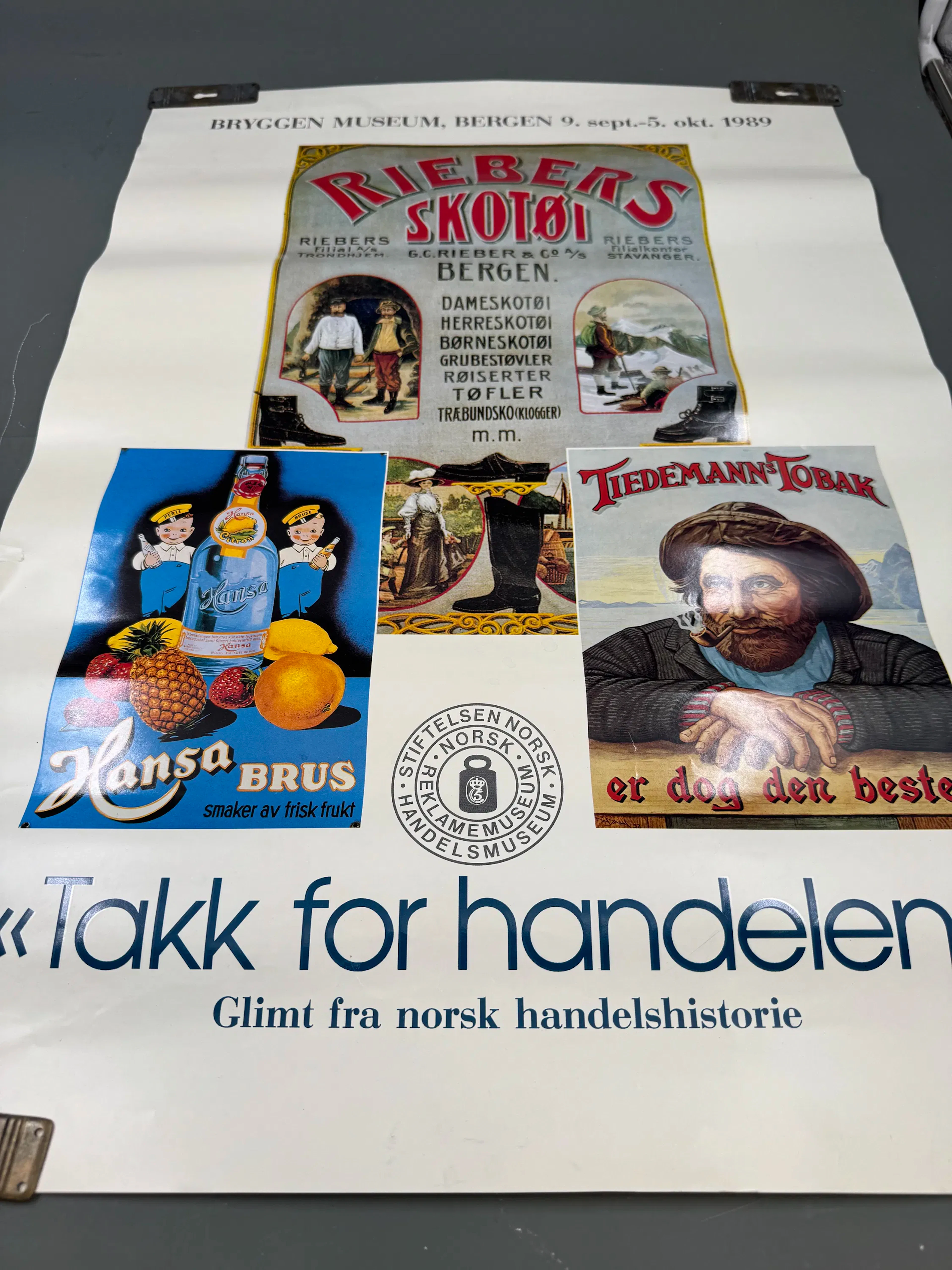 Plakat Bryggen museum + Lite tobakkskilt???