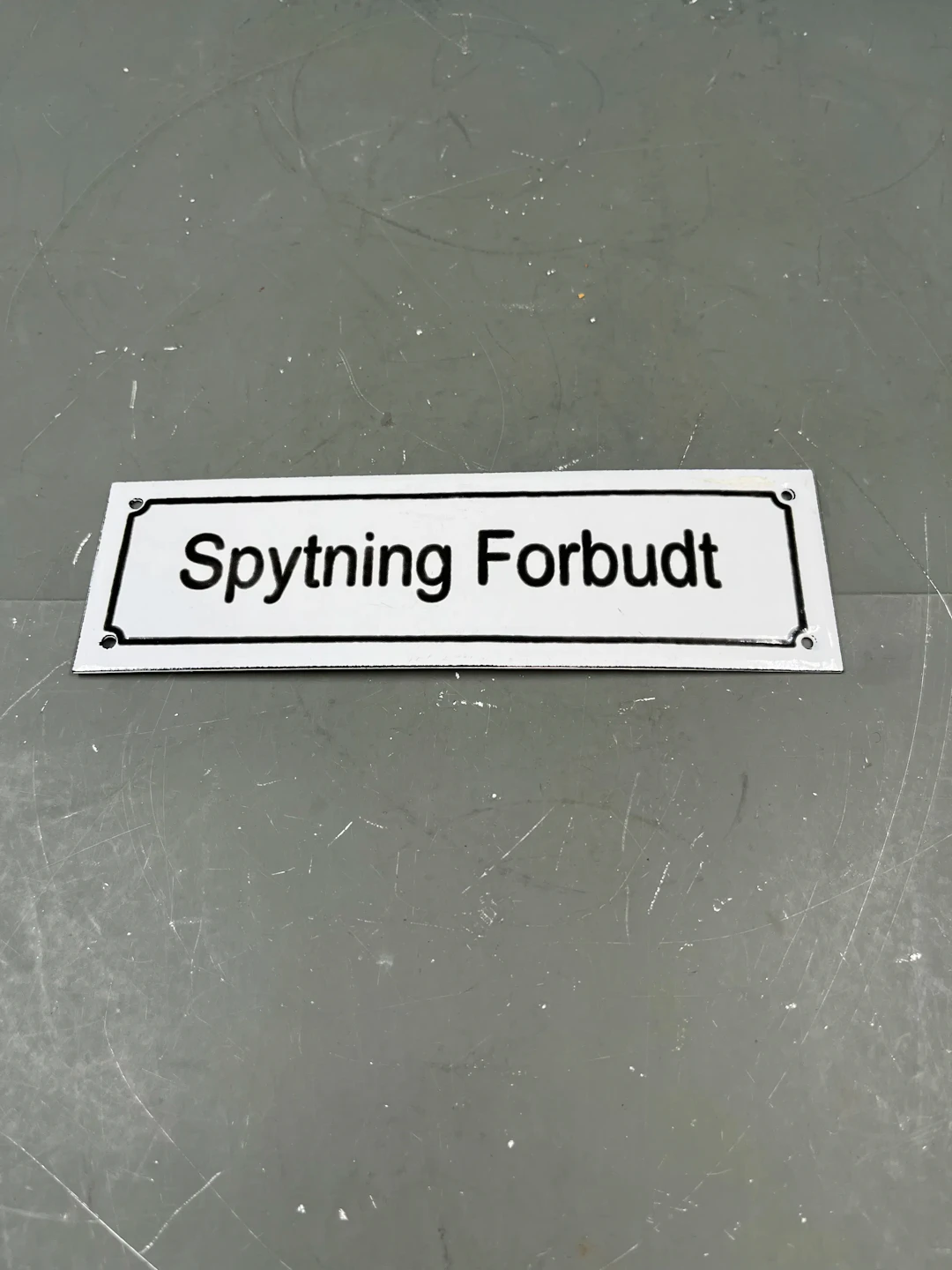 Emaljeskilt spyting 1990 tallet