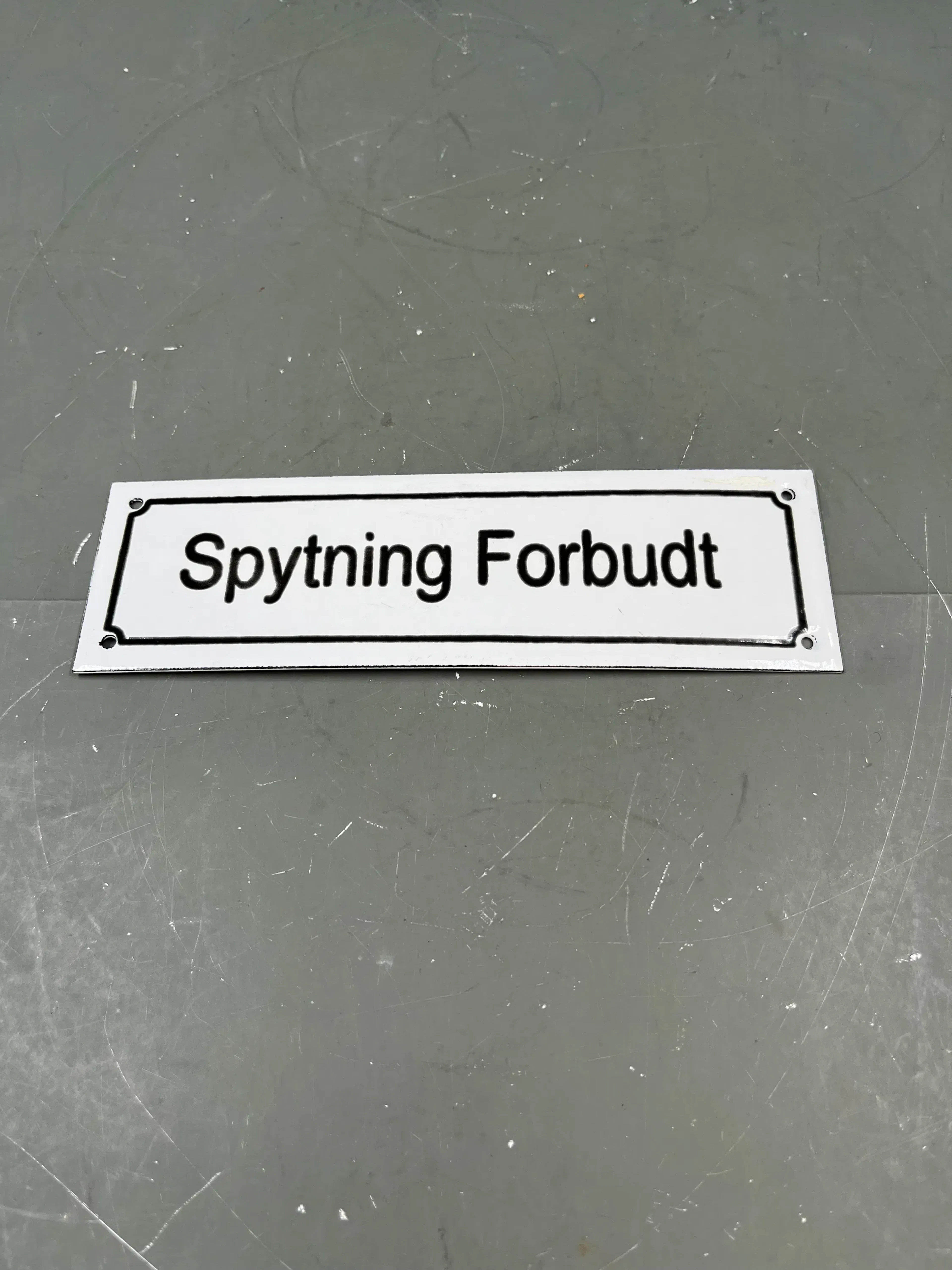 Emaljeskilt spyting 1990 tallet