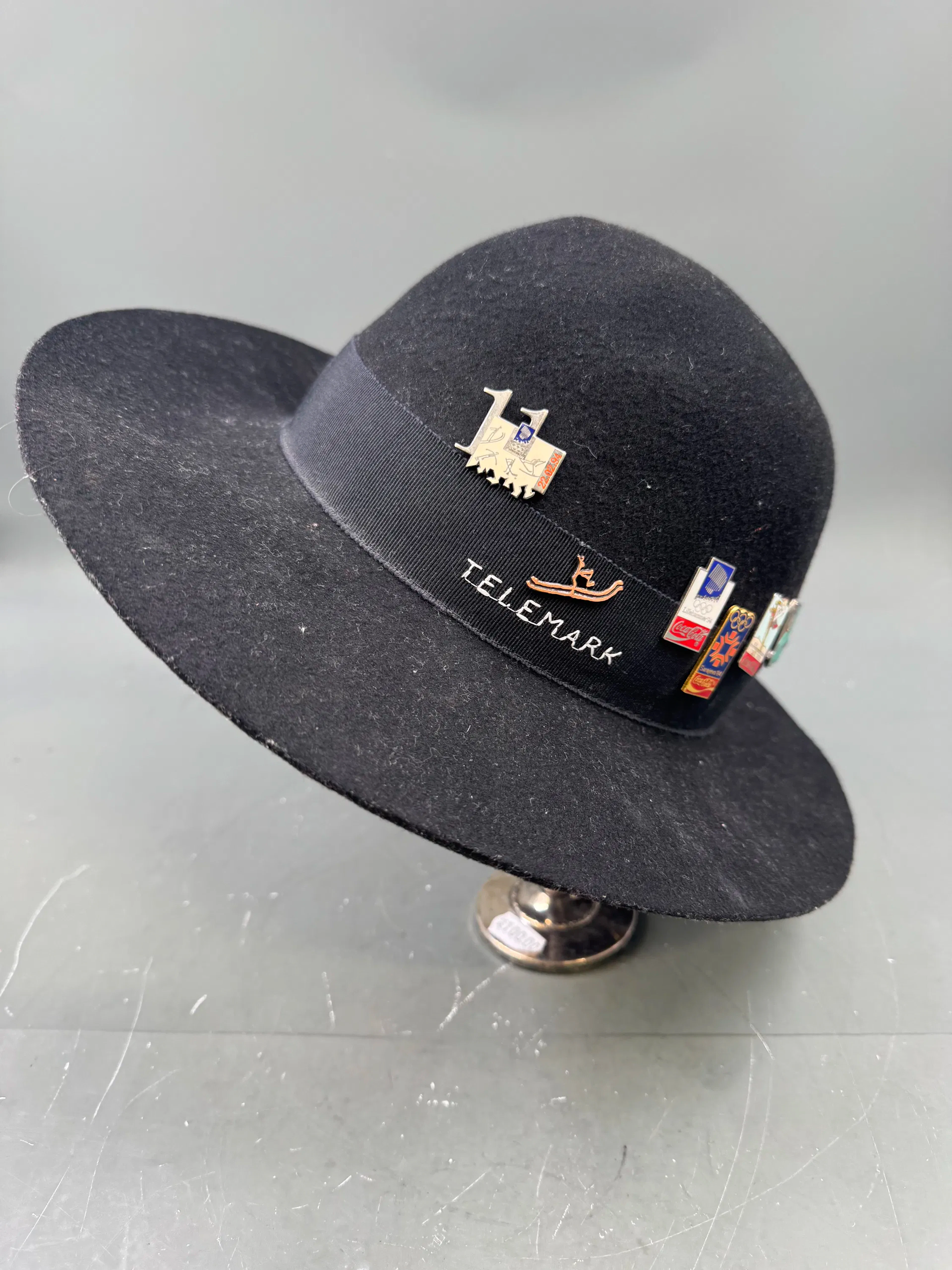 Orginal Telemarkshatt med 6 stk orginal pins